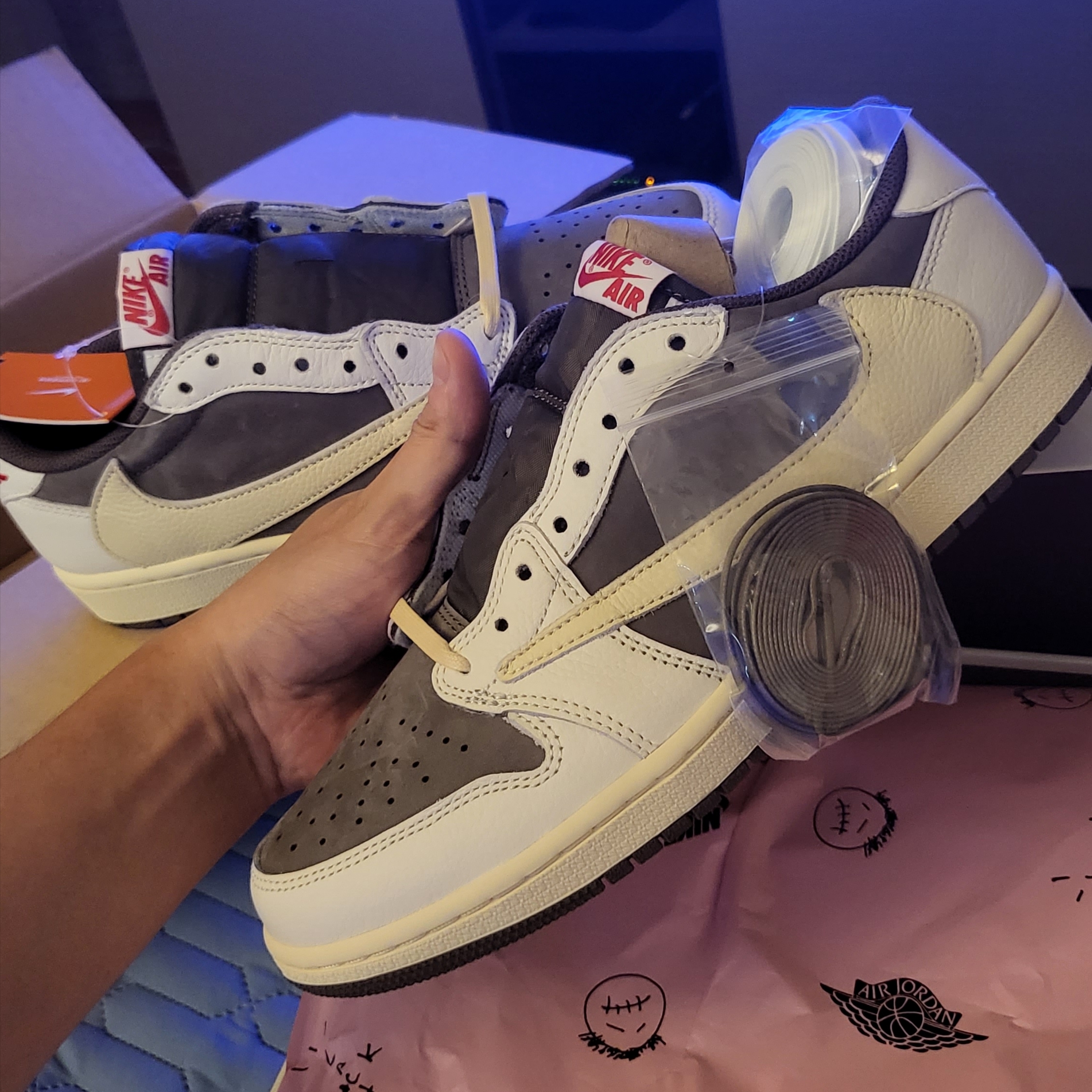 Jordan 1 x Travis Scott Retro Low OG SP Sail and Ridgerock 착용 스타일