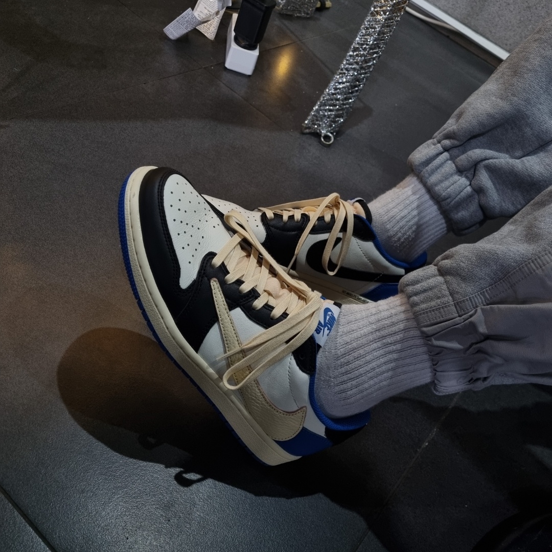 Jordan 1 x Travis Scott x Fragment Retro Low OG SP Military Blue 착용 스타일
