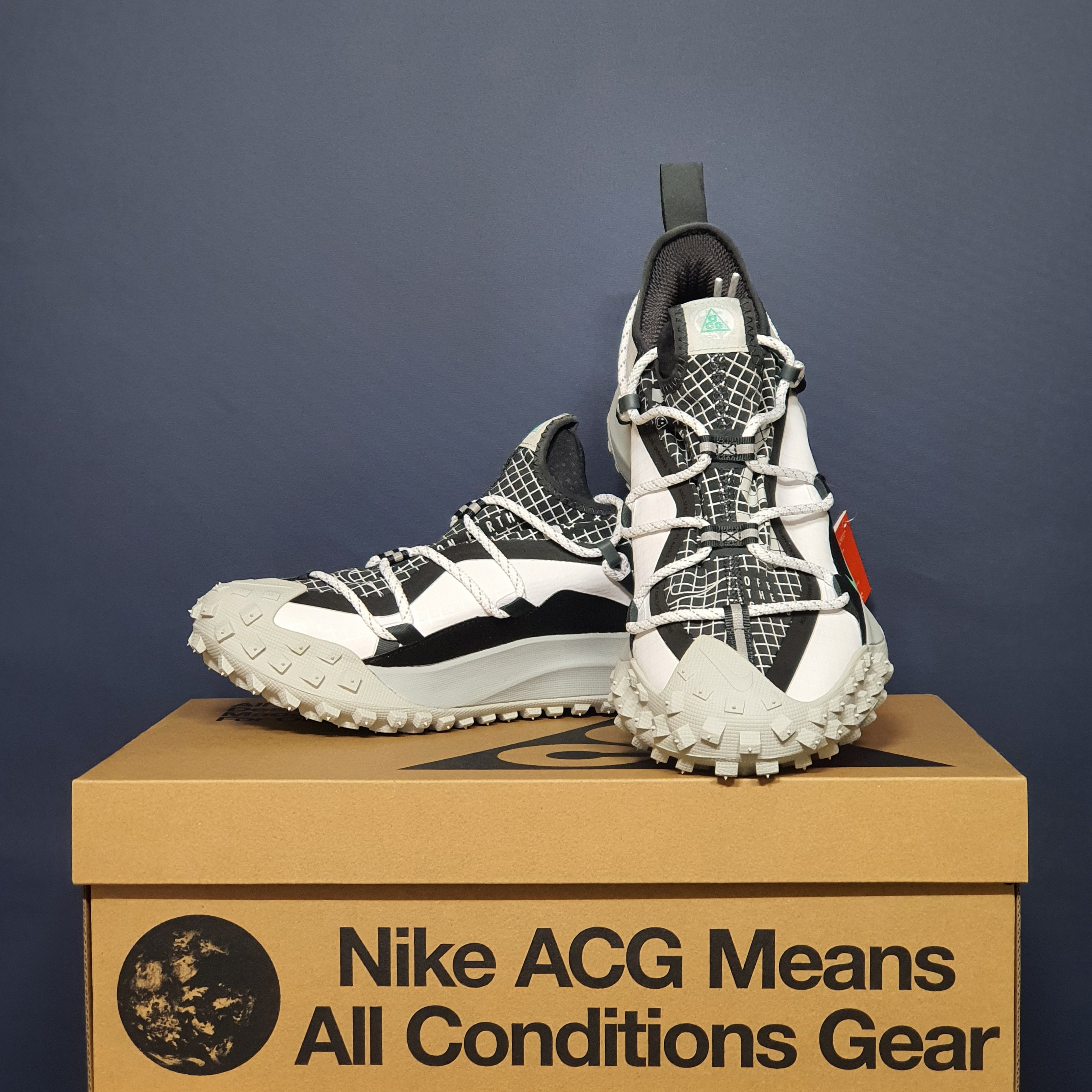 Nike ACG Mountain Fly Low SE White and Black 착용 스타일 - 2