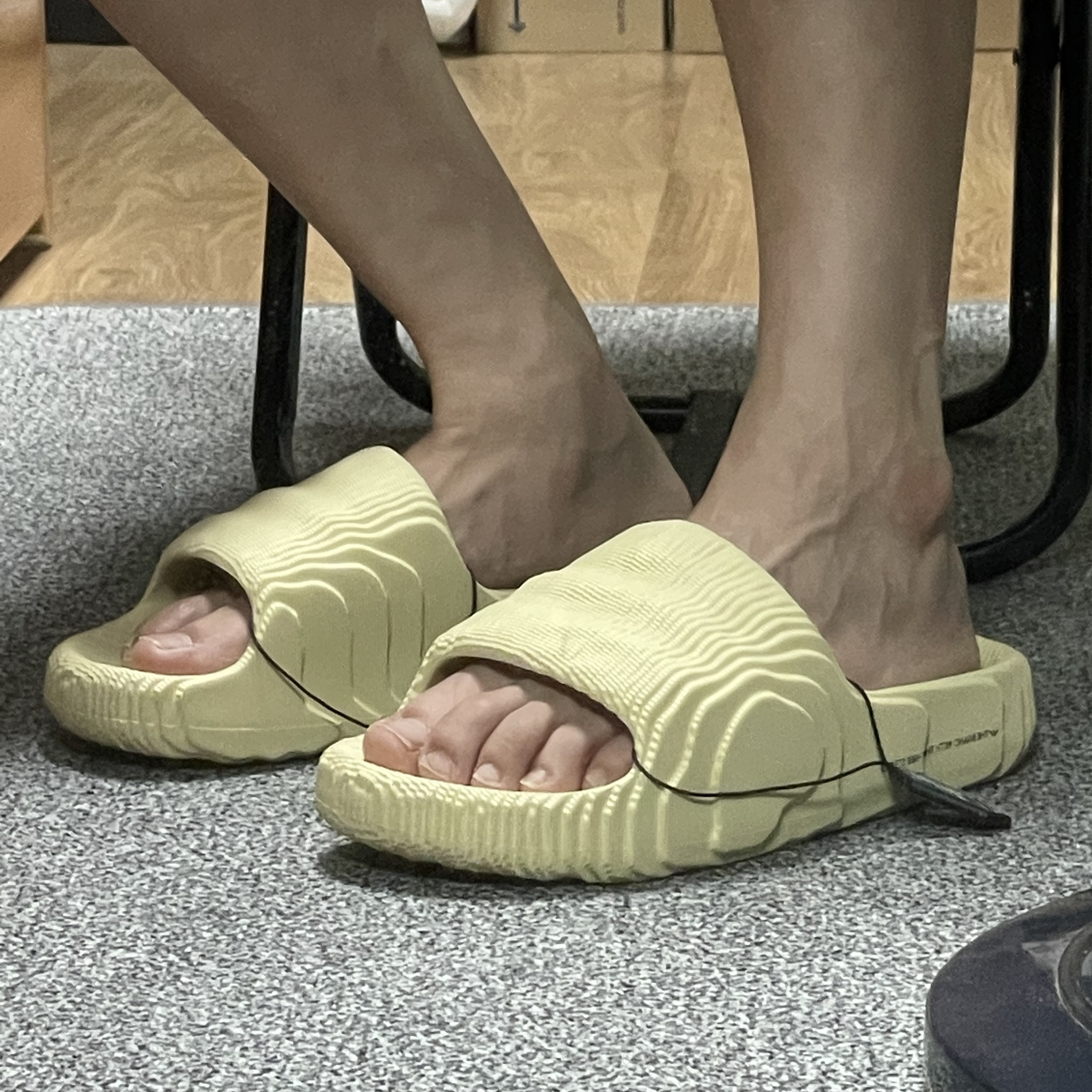Adidas Adilette 22 Desert Sand 착용 스타일 - 4