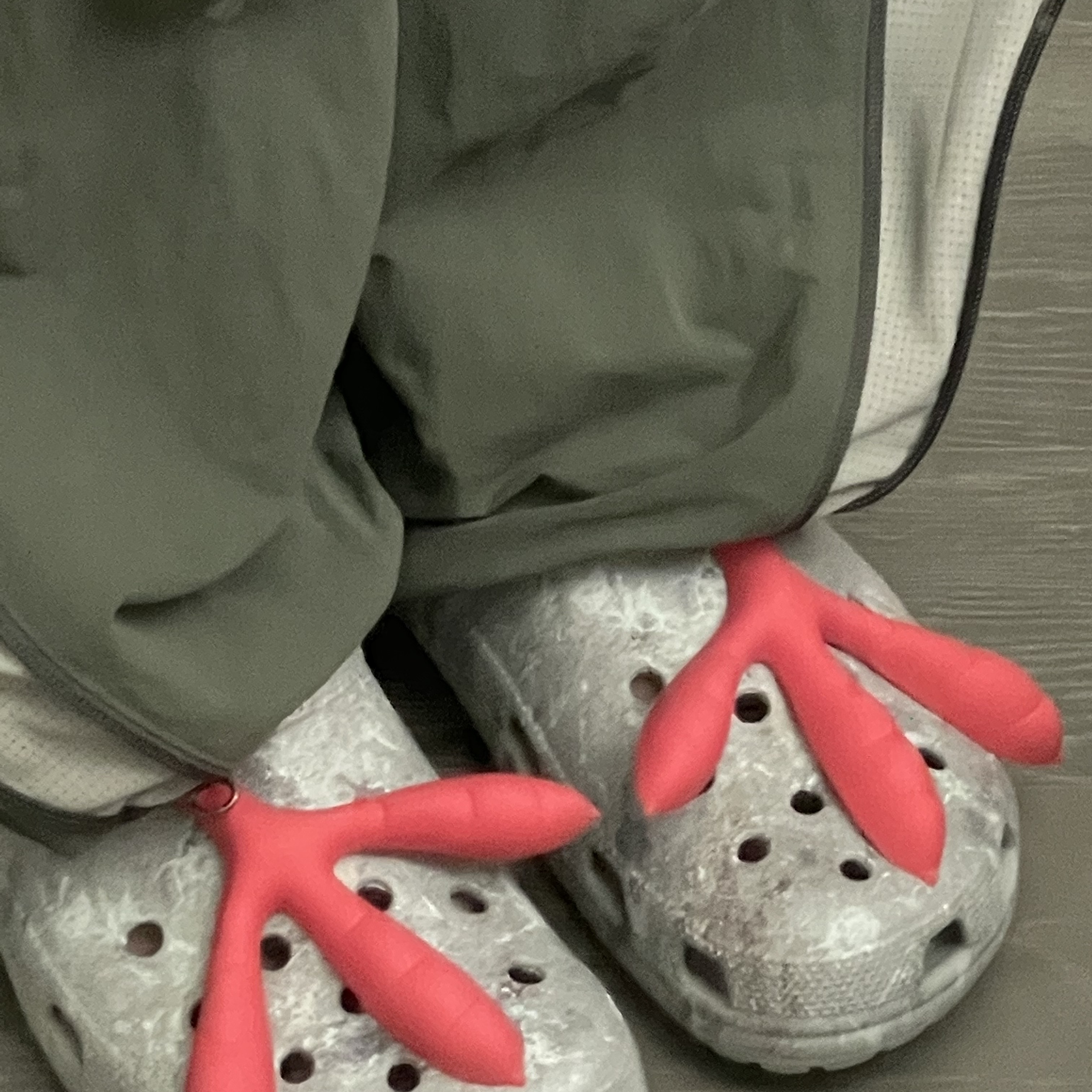 Crocs x Staple Classic Clog Grey Red 착용 스타일