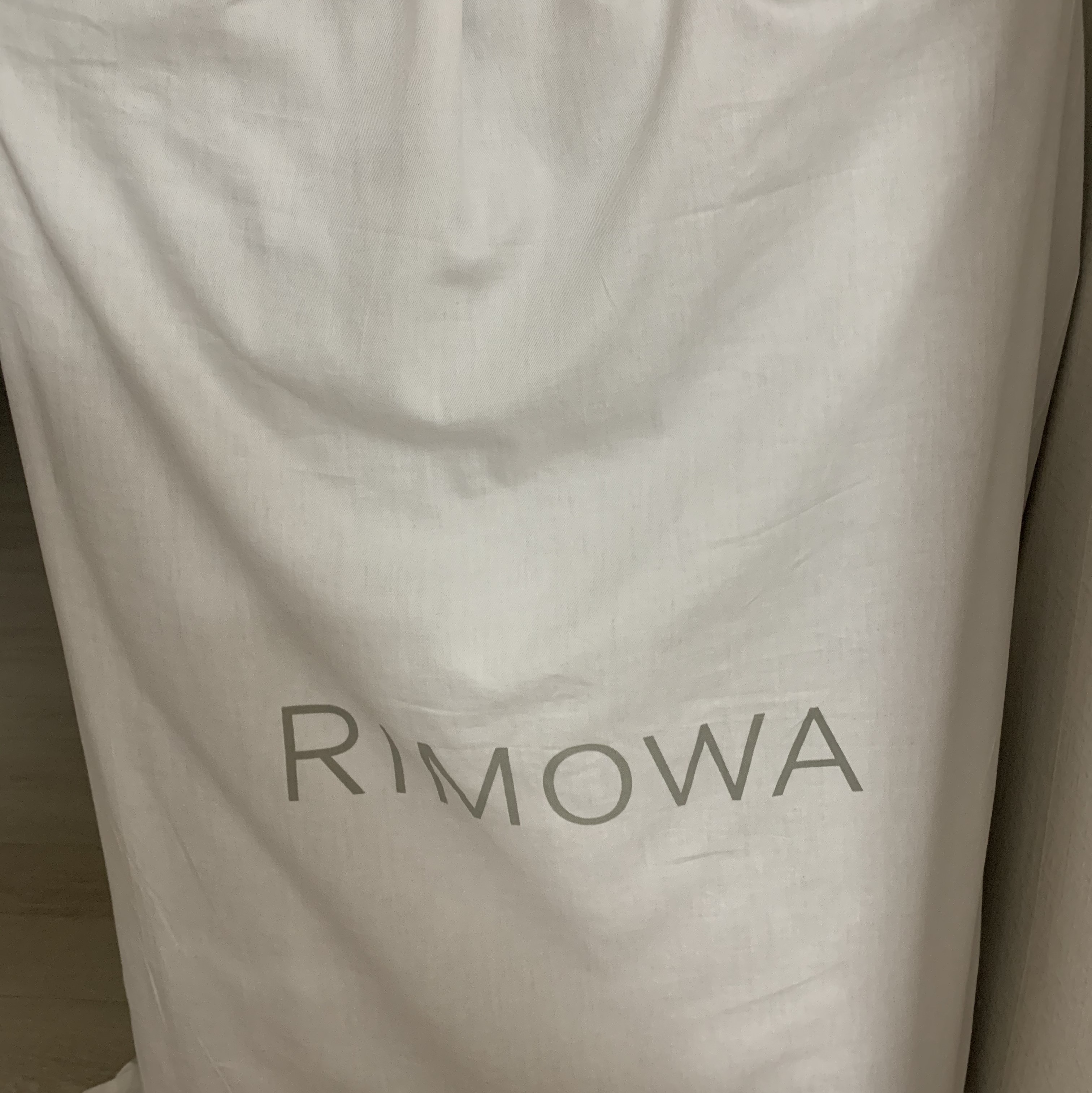 Supreme x Rimowa Check-In L Black - 19FW 착용 스타일 - 1