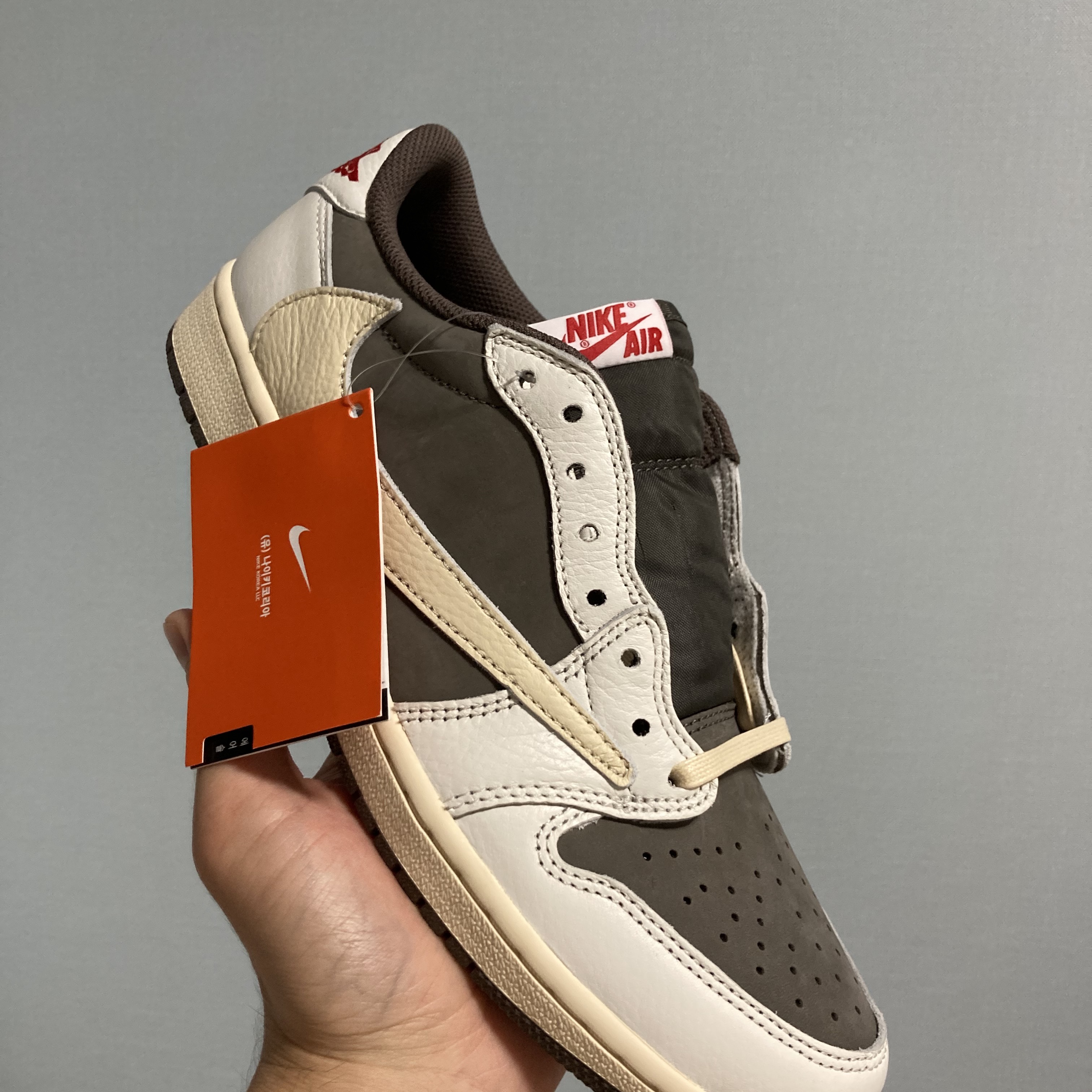 Jordan 1 x Travis Scott Retro Low OG SP Sail and Ridgerock 착용 스타일 - 2