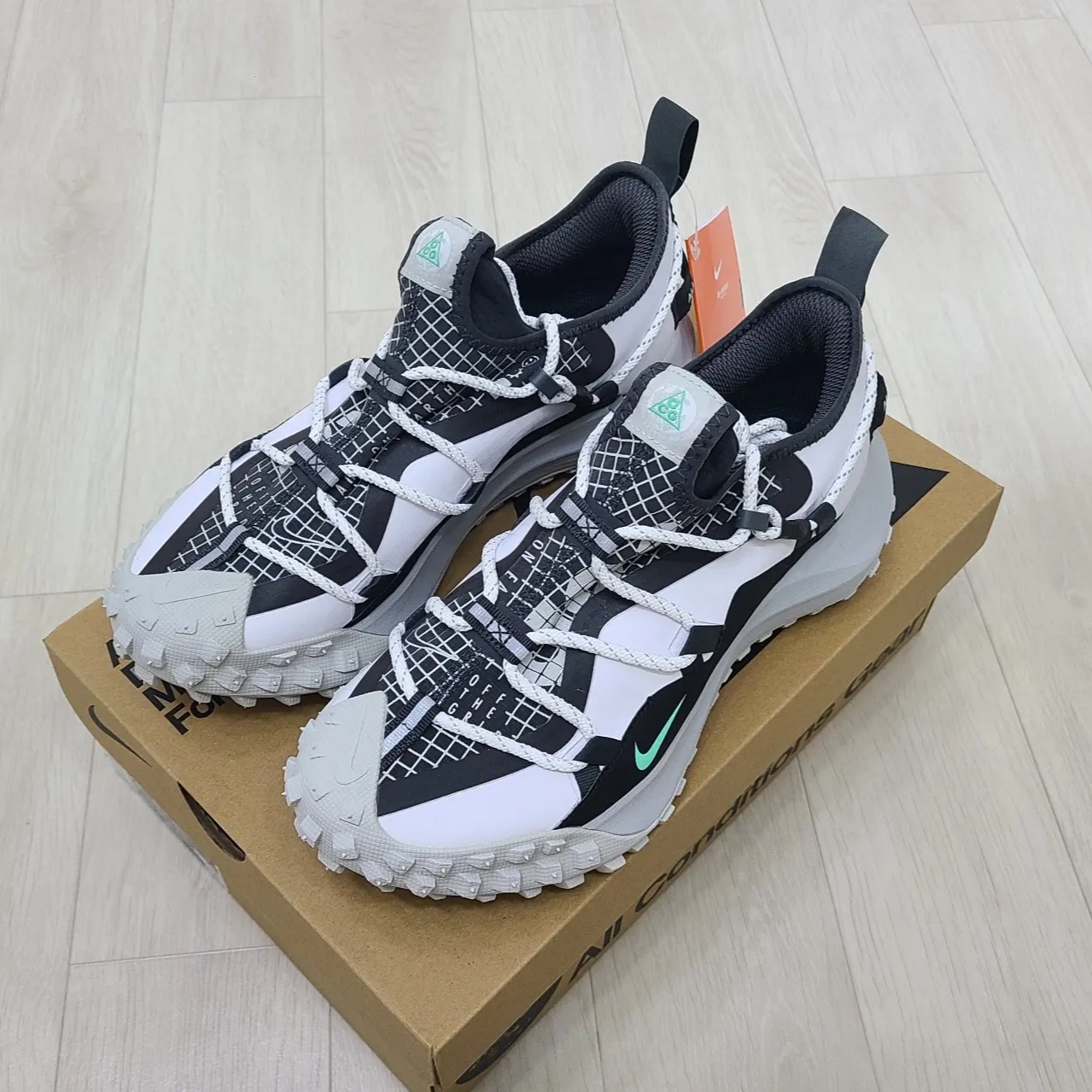 Nike ACG Mountain Fly Low SE White and Black 착용 스타일 - 2