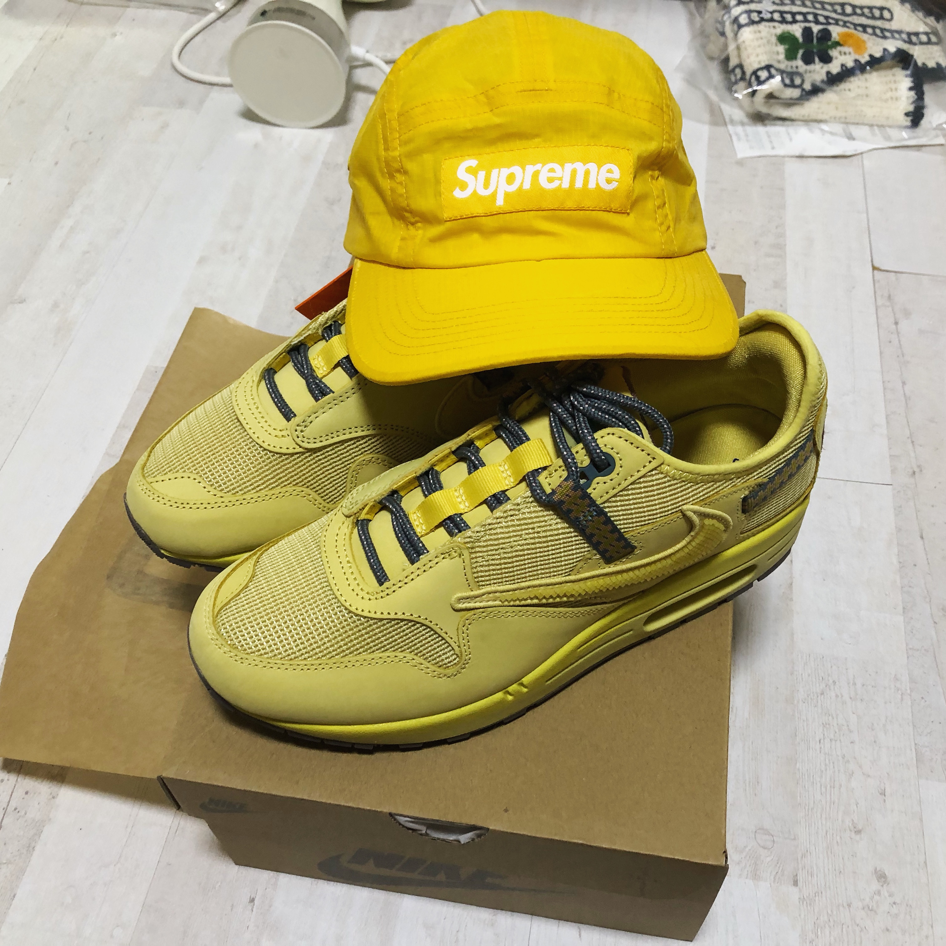 Nike x Travis Scott Air Max 1 Cact.us Gold 착용 스타일