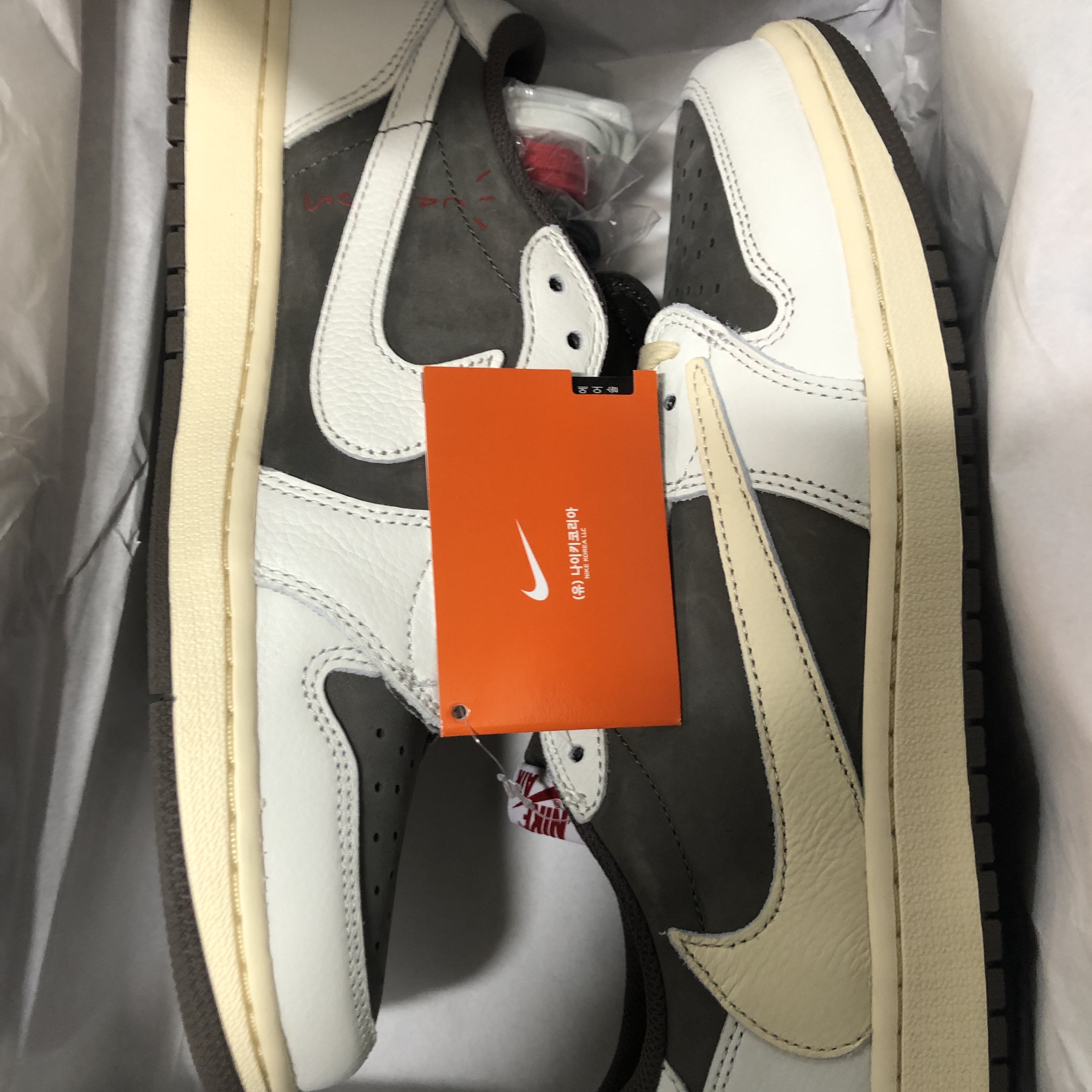 Jordan 1 x Travis Scott Retro Low OG SP Sail and Ridgerock 착용 스타일