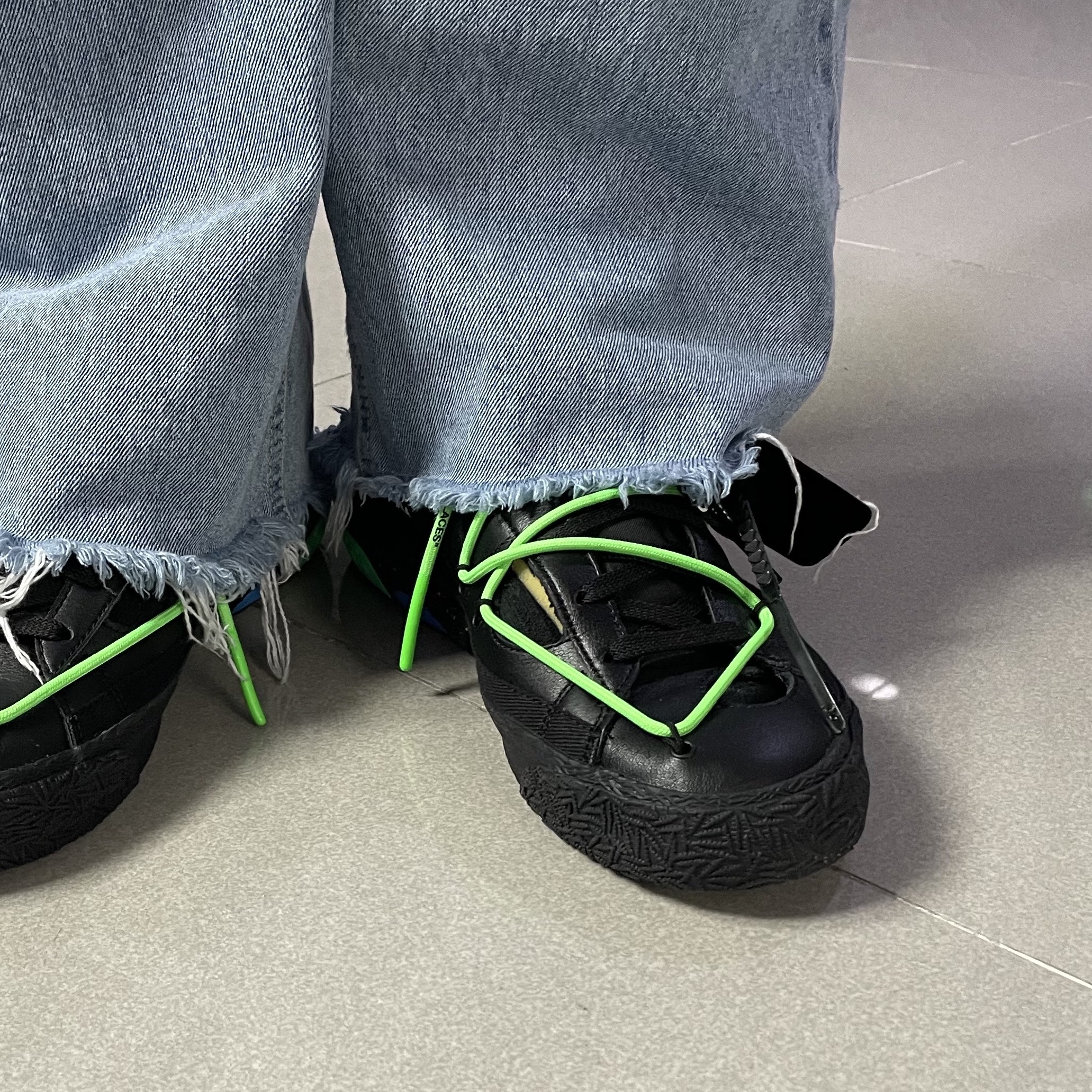 Nike x Off-White Blazer Low '77 Black and Electro Green 착용 스타일 - 1