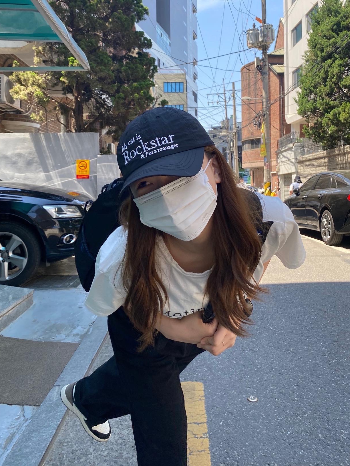 Ader Error x Eastpak Up-Down Sling Black, (GS) Jordan 1 Retro High OG Black Mocha 착용 스타일 - 3
