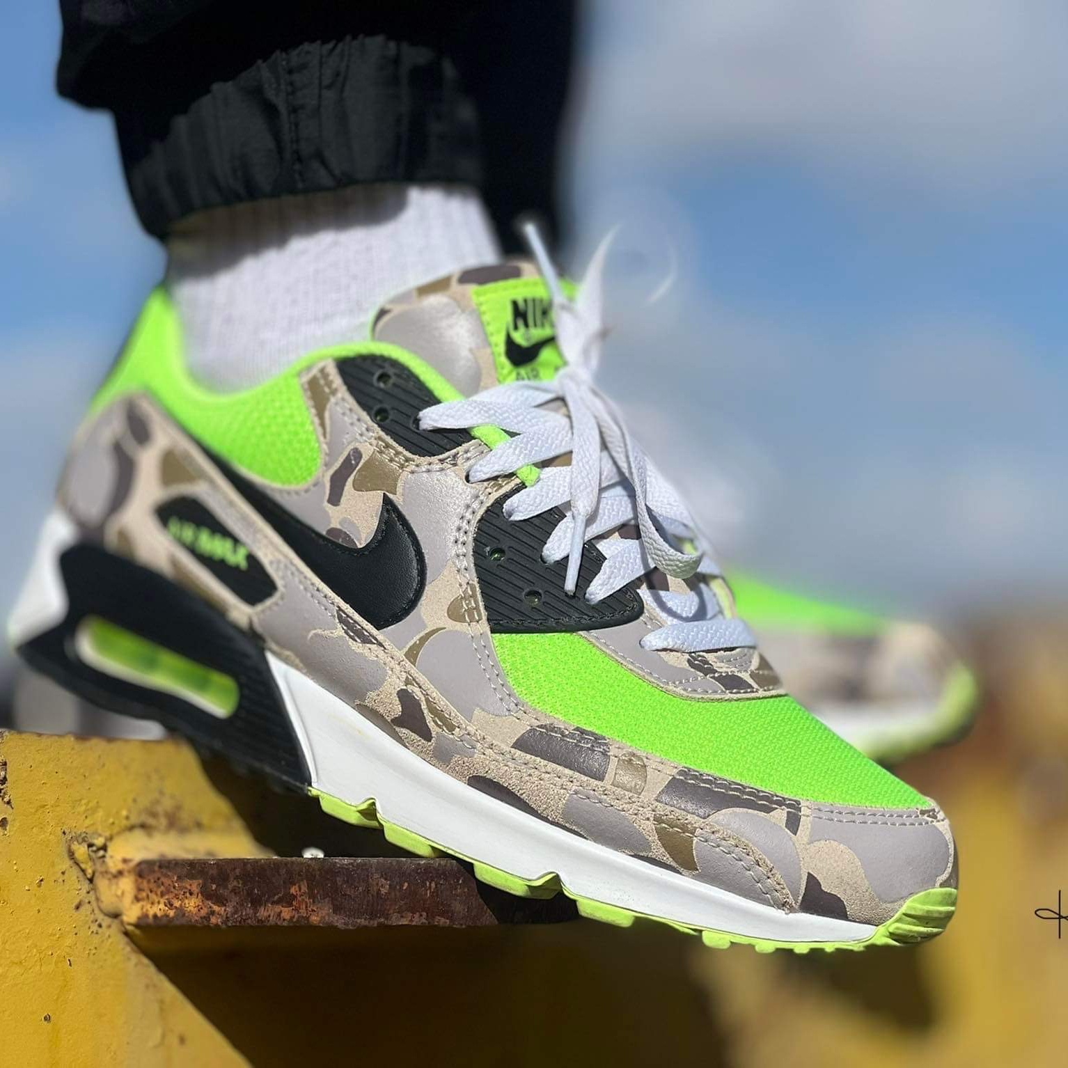(W) Nike Air Max 1 Leopard, Nike Air Max 90 Duck Camo Volt 착용 스타일 - 2