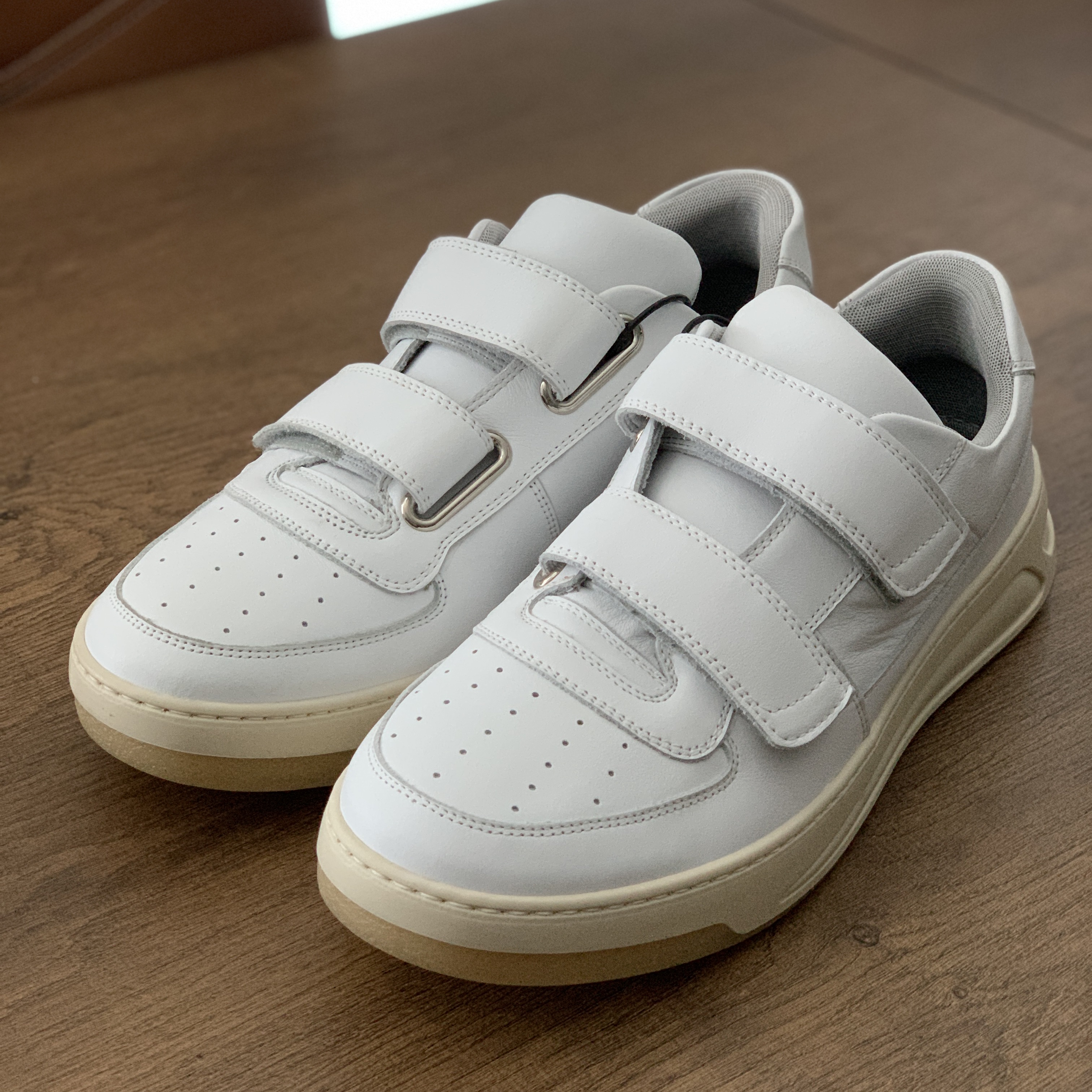 Acne Studios Perey Velcro Strap Sneakers White 착용 스타일 - 1