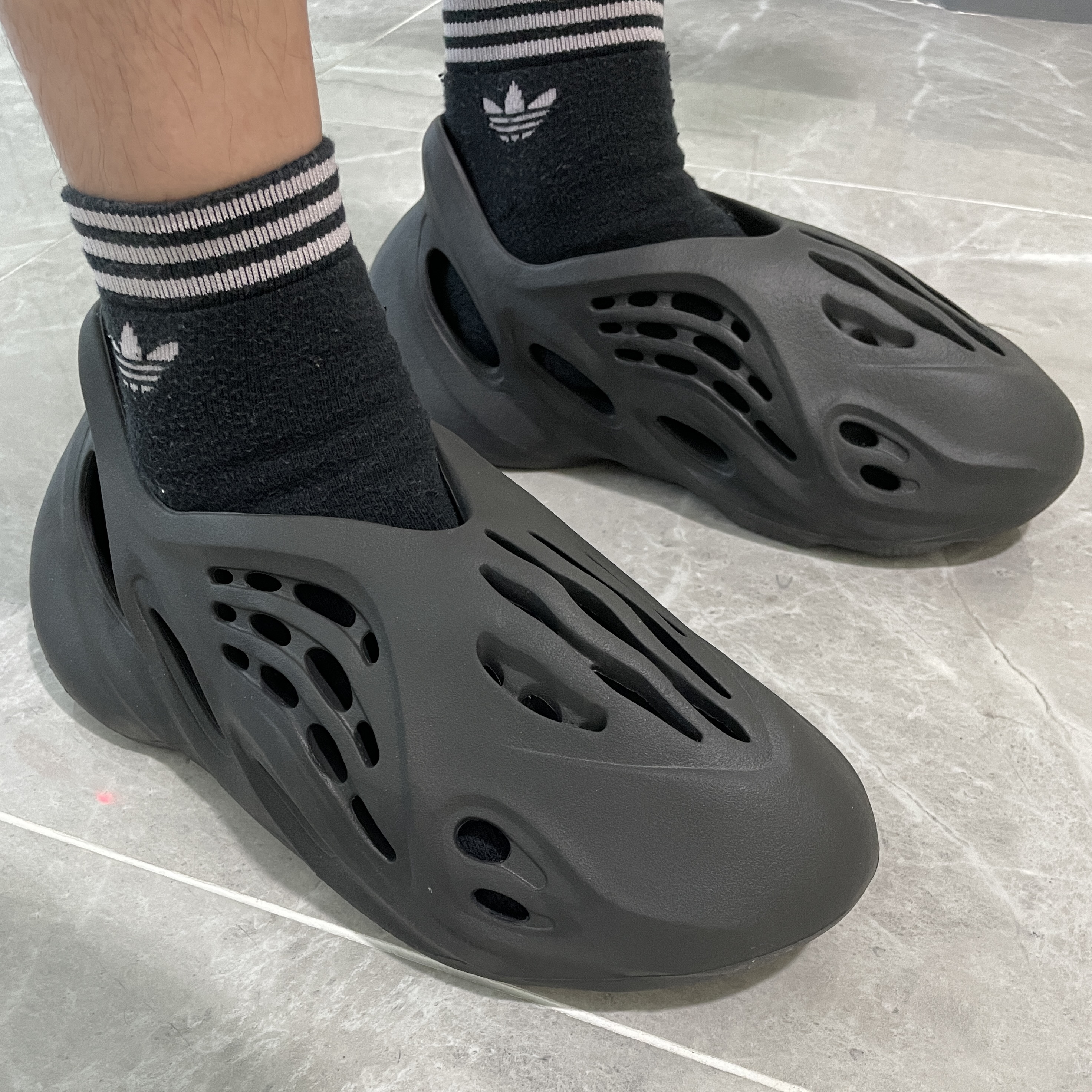 Adidas Yeezy Foam RNNR Onyx 착용 스타일