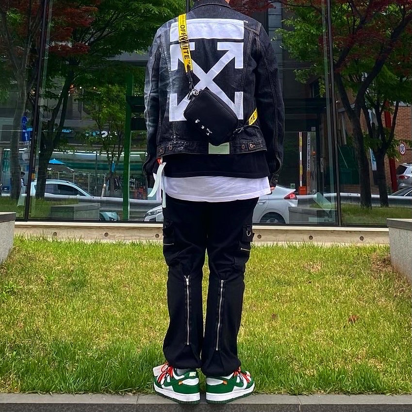 Off-White OW Logo Nylon Crossbody Bag Black, Nike x Off-White Dunk Low Pine Green 착용 스타일