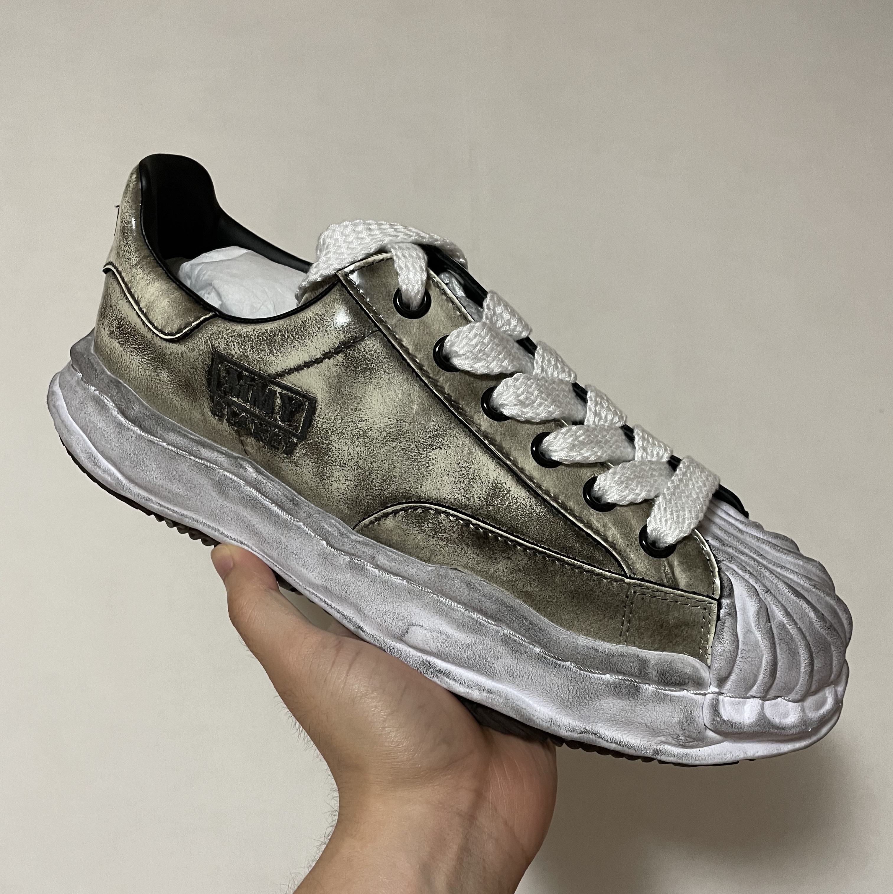 Maison Mihara Yasuhiro Blakey OG Sole Brushed Patent Low-top Sneakers White 착용 스타일