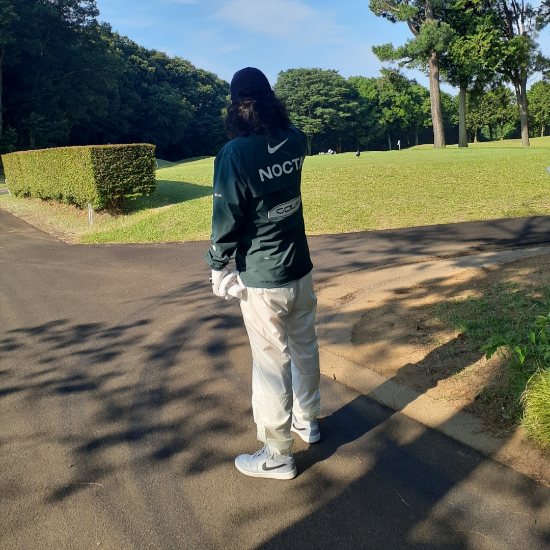 Nike x Drake Nocta Golf Crewneck Top Green - US/EU, Nike x Drake Nocta Golf Pants Sail - US/EU 착용 스타일 - 1
