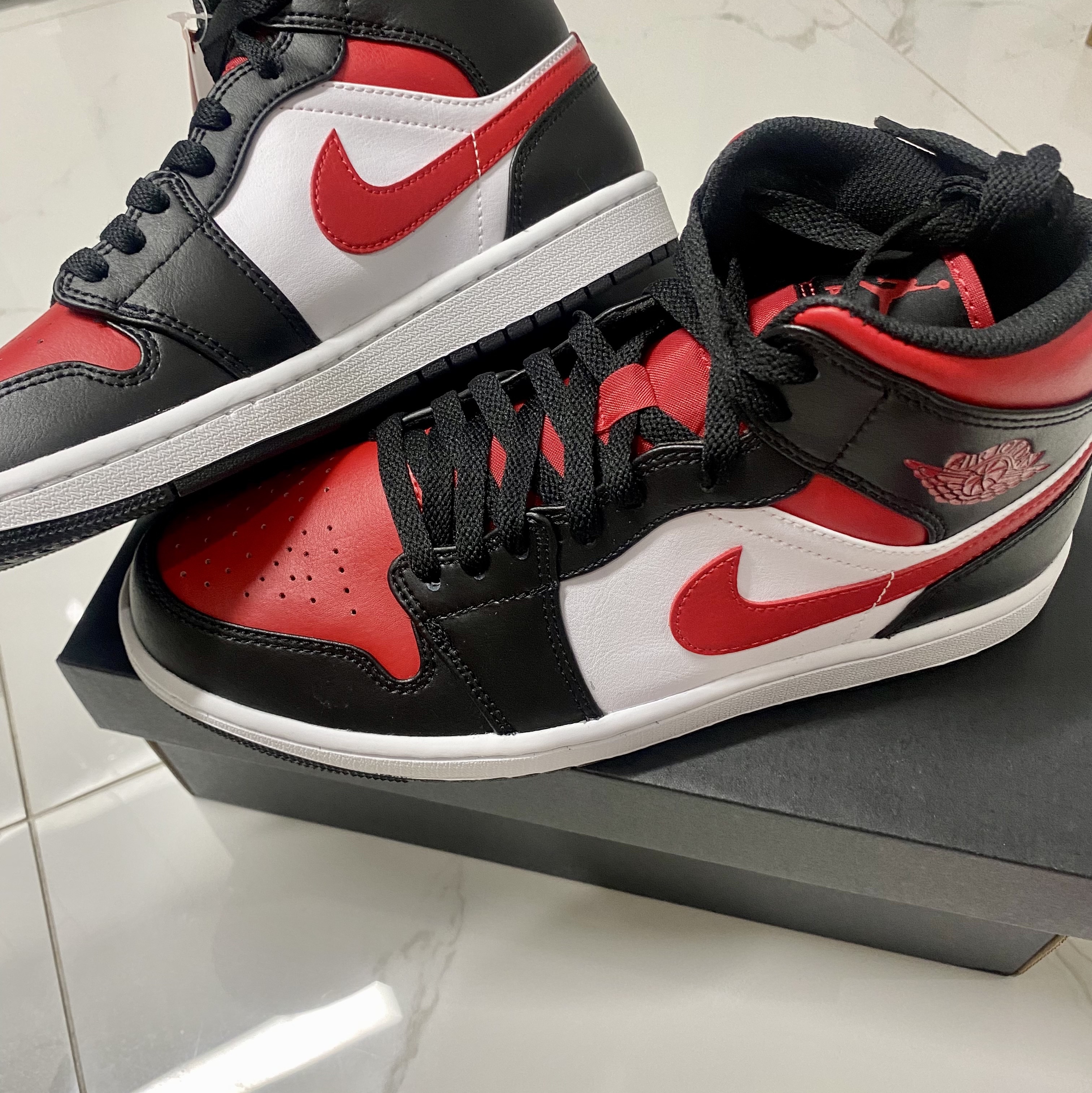 Jordan 1 Mid Black Fire Red 착용 스타일 - 2