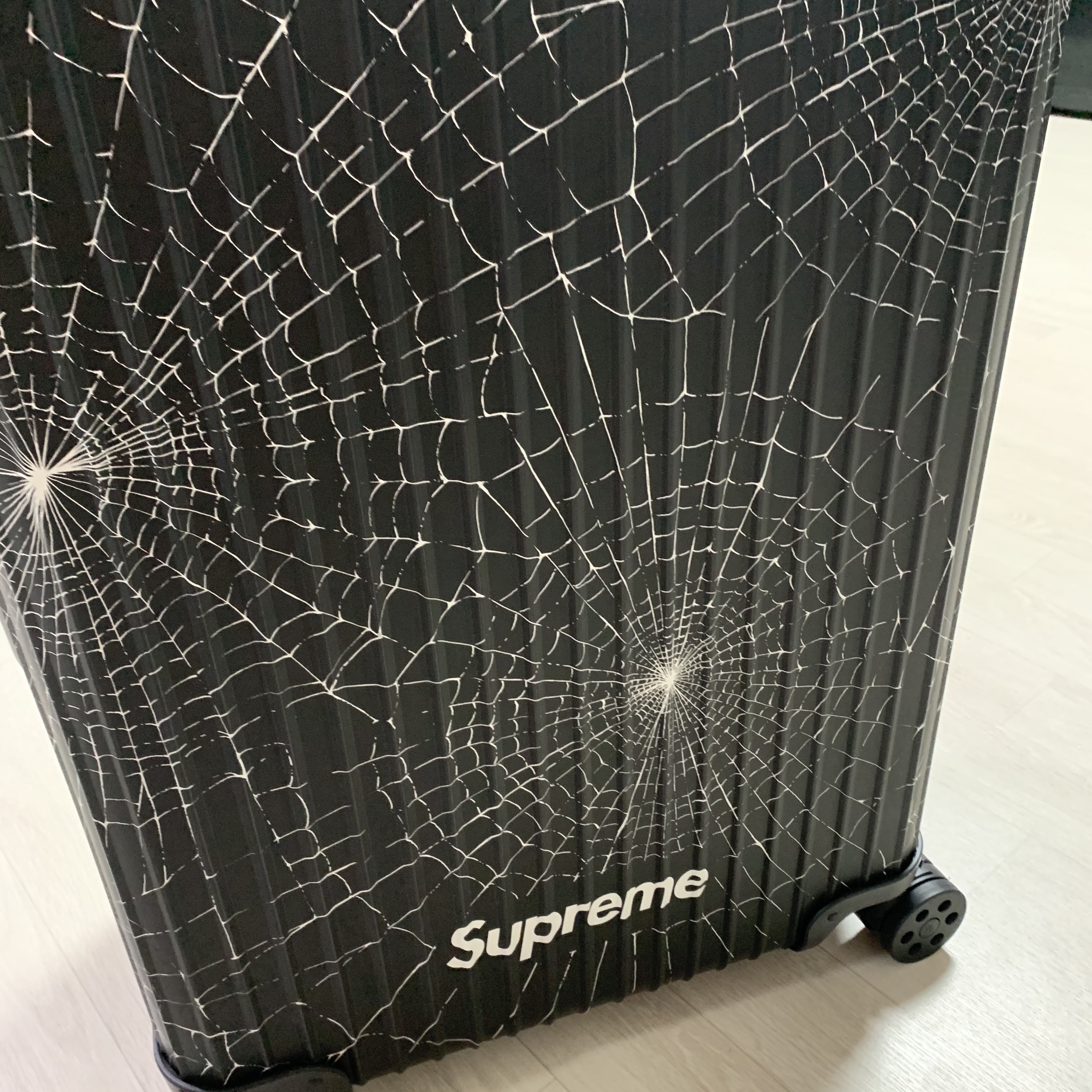 Supreme x Rimowa Check-In L Black - 19FW 착용 스타일 - 2