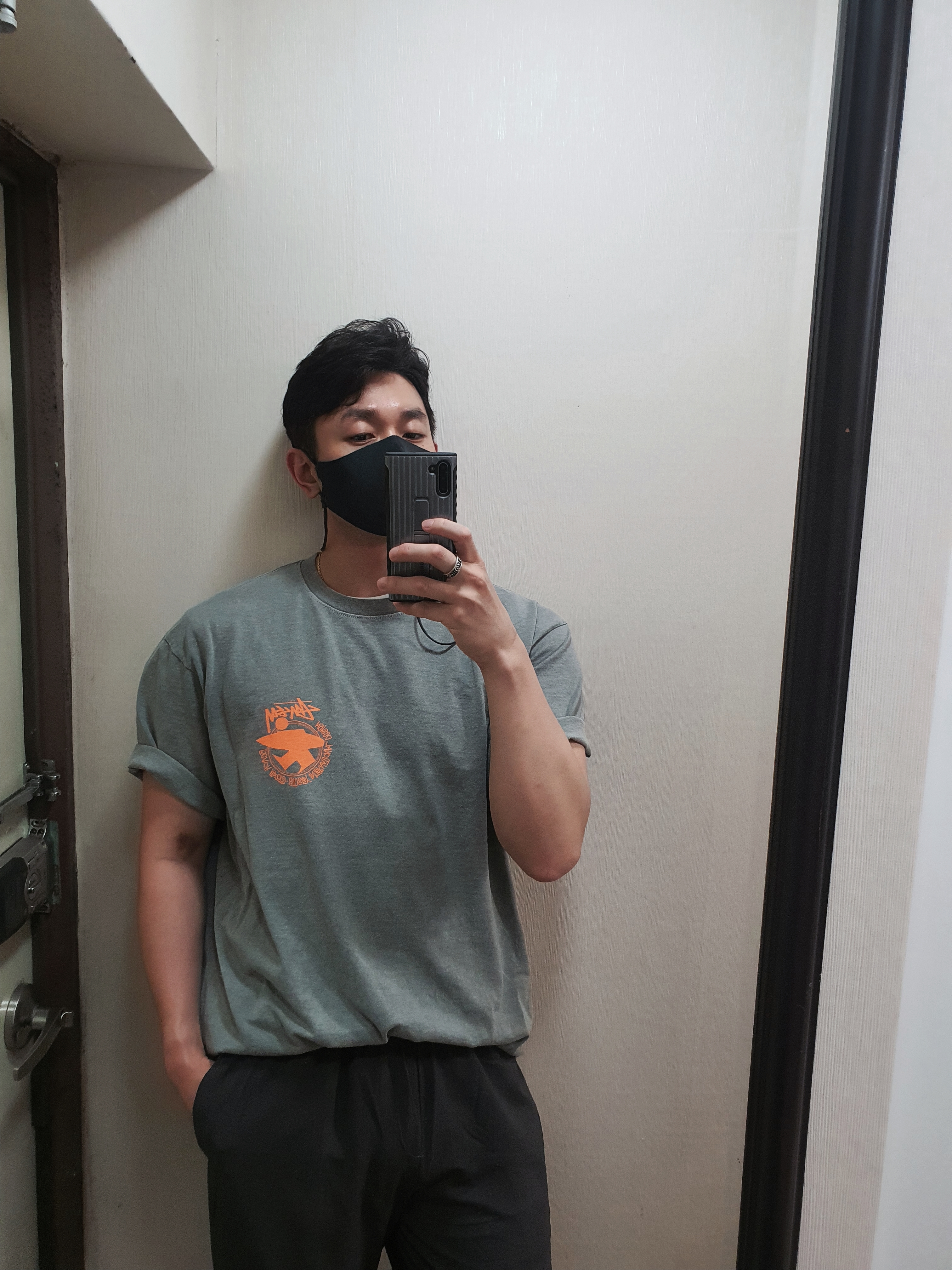 Stussy Beach Roots T-Shirt Grey, Nike NRG Bucket Hat Black 착용 스타일 - 4