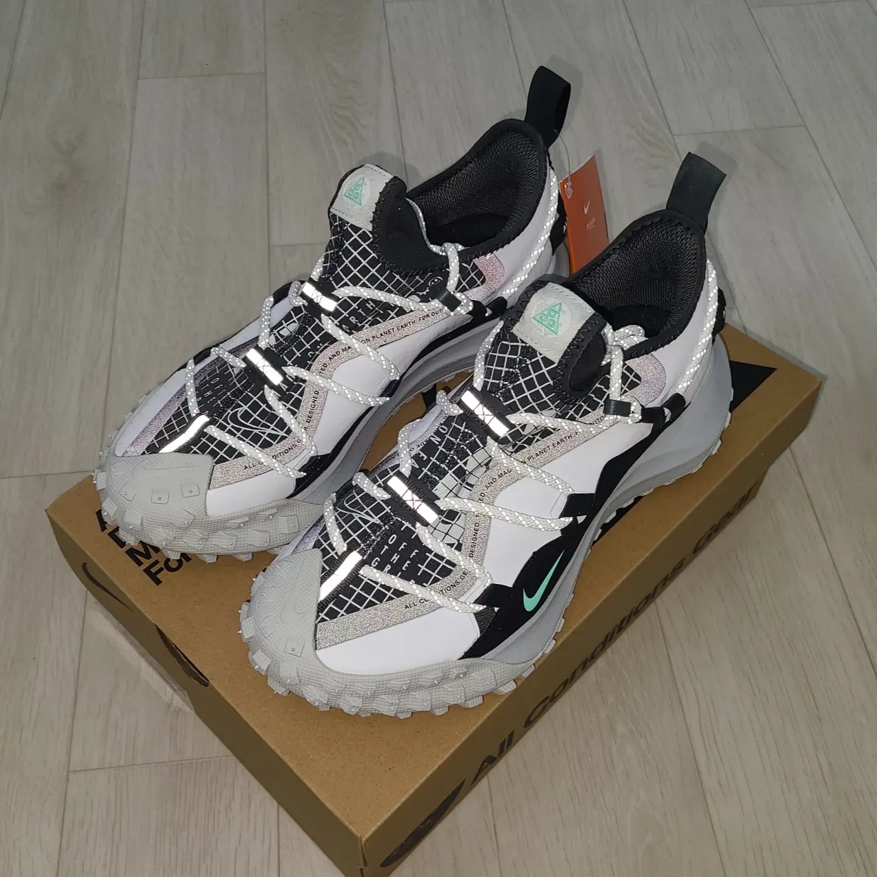 Nike ACG Mountain Fly Low SE White and Black 착용 스타일 - 3