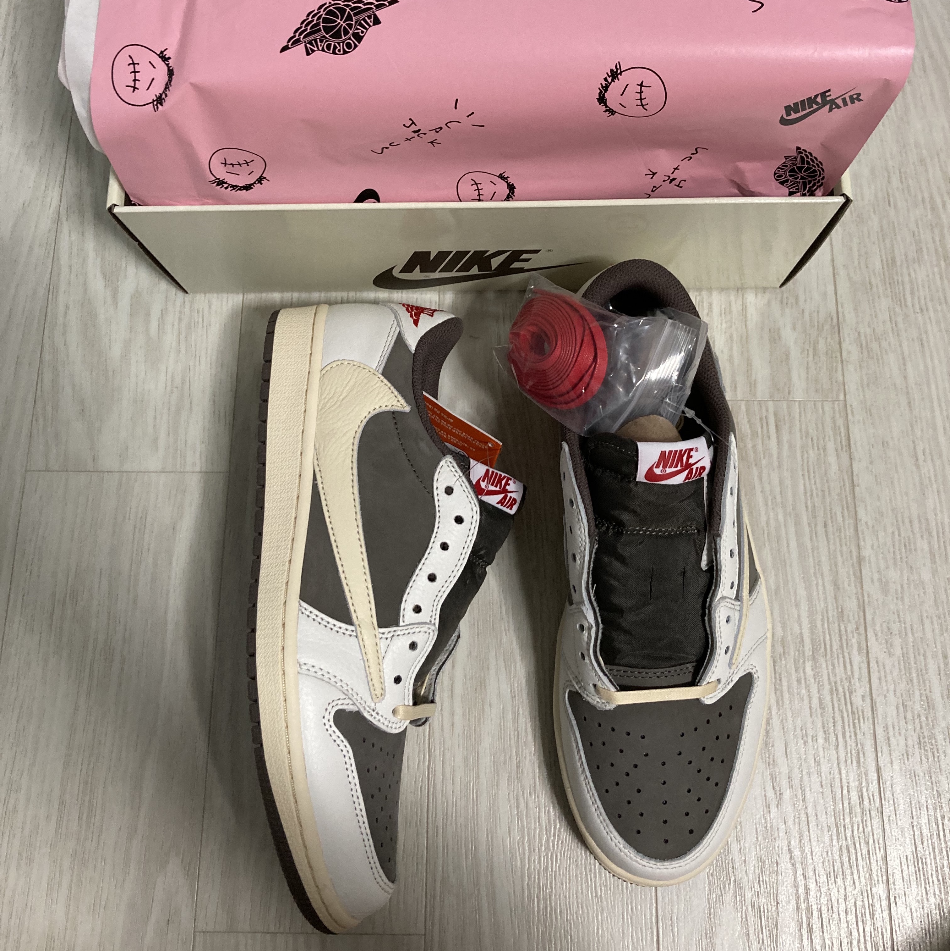 Jordan 1 x Travis Scott Retro Low OG SP Sail and Ridgerock 착용 스타일 - 3