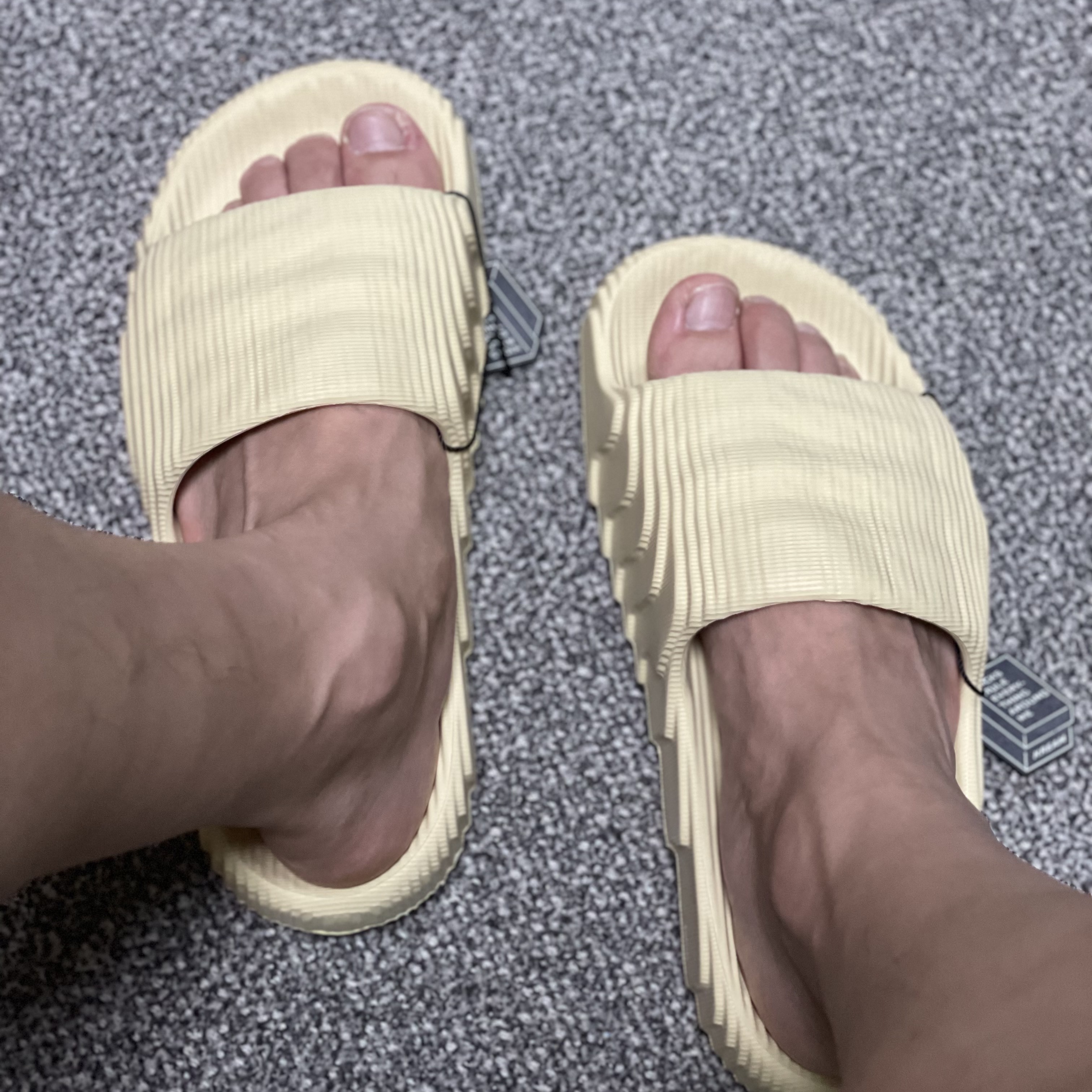 Adidas Adilette 22 Desert Sand 착용 스타일 - 1