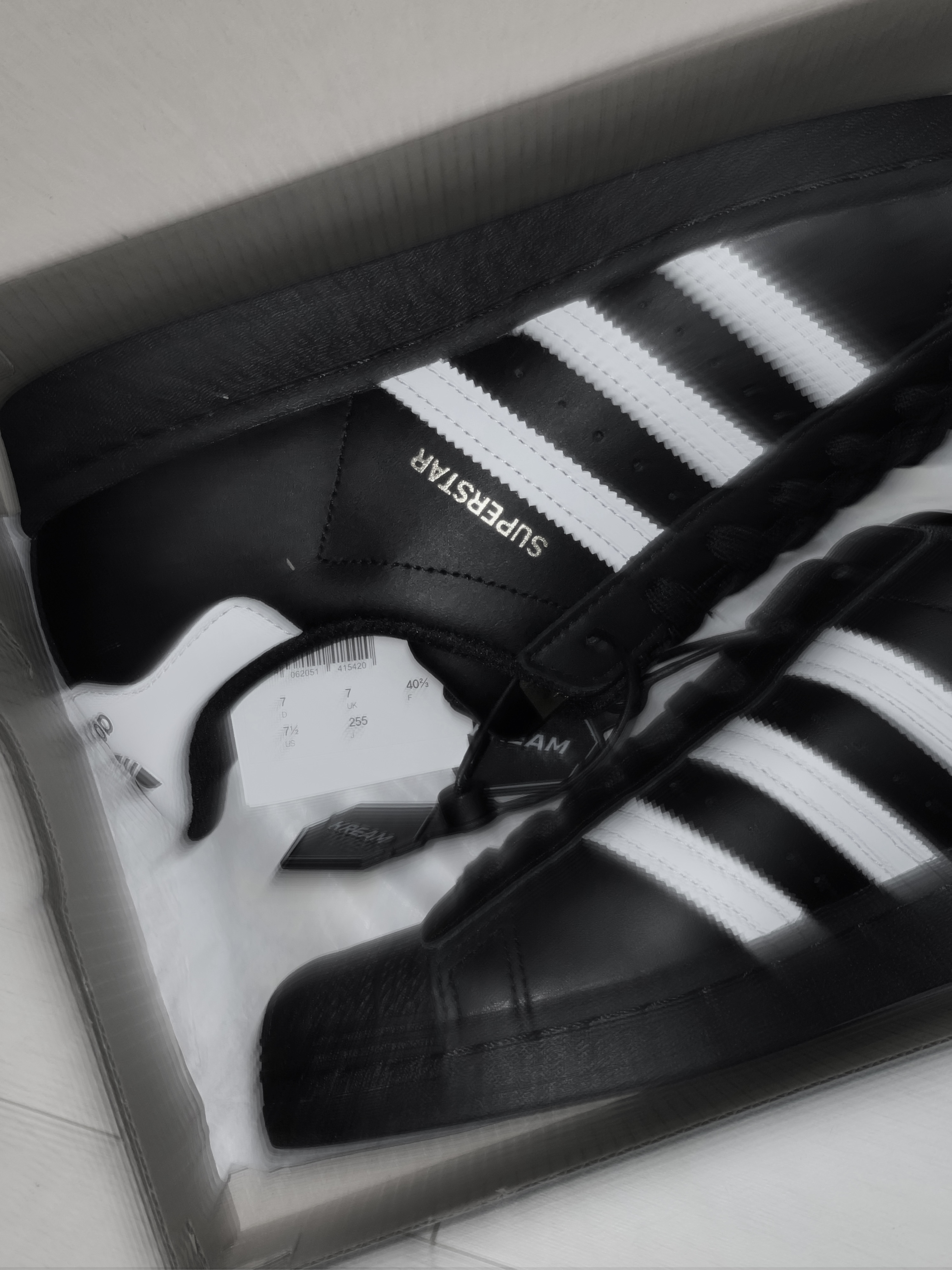 Adidas Superstar Core Black White 착용 스타일