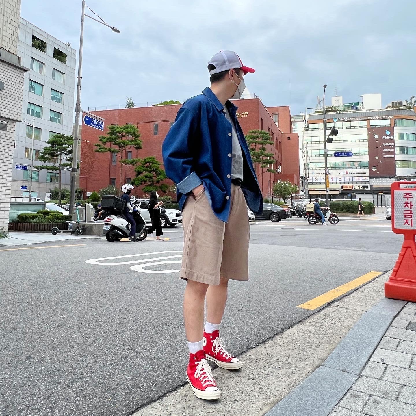 Converse Chuck 70 High Seasonal Leather University Red 착용 스타일 - 2