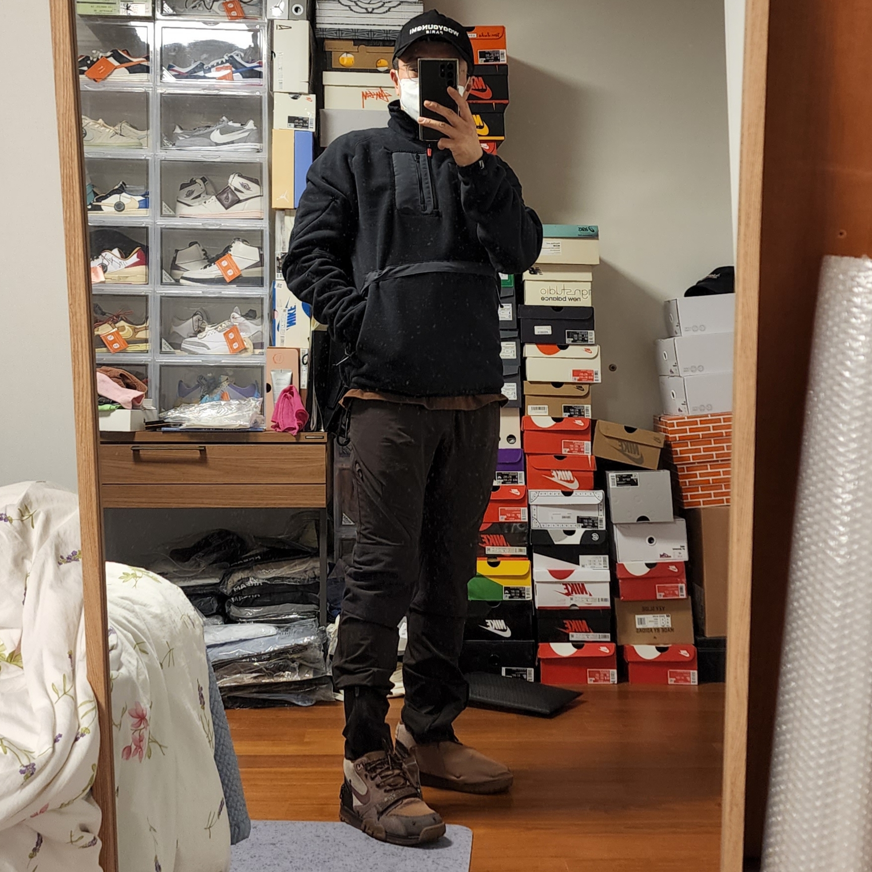 Wooyoungmi White Embroidered Logo Ball Cap Black, Nike x Travis Scott Air Trainer 1 Archaeo Brown and Rust Pink 착용 스타일 - 1