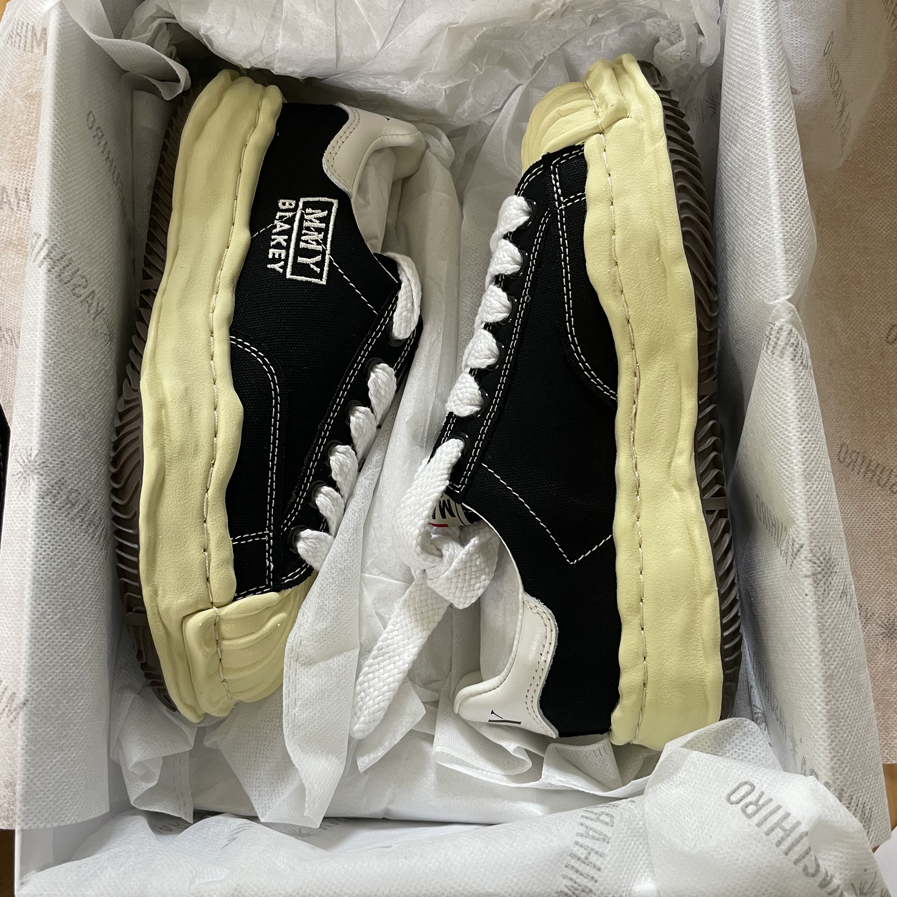 Maison Mihara Yasuhiro Blakey VL OG Sole Canvas Low-top Sneakers Black 착용 스타일 - 2