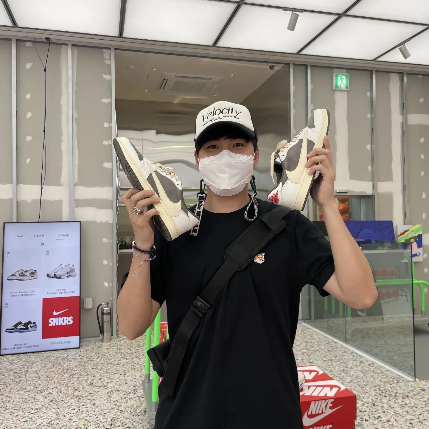 Jordan 1 x Travis Scott Retro Low OG SP Sail and Ridgerock, Maison Kitsune Fox Head Patch Classic T-Shirt Black 착용 스타일 - 1