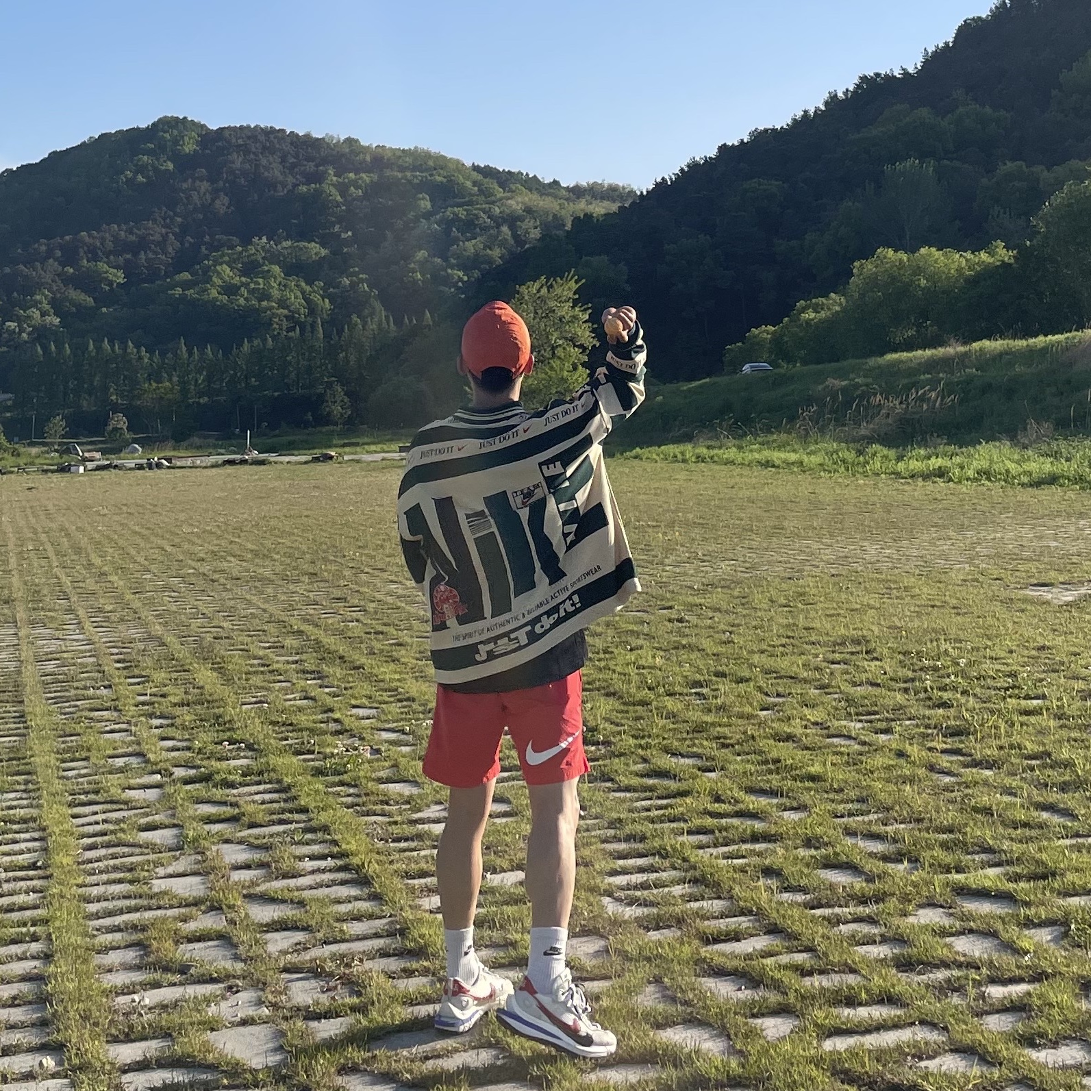 Nike x Cactus Plant Flea Market Long Sleeve Polo Natural - Asia, Nike x Stussy Water Shorts Habanero Red 착용 스타일