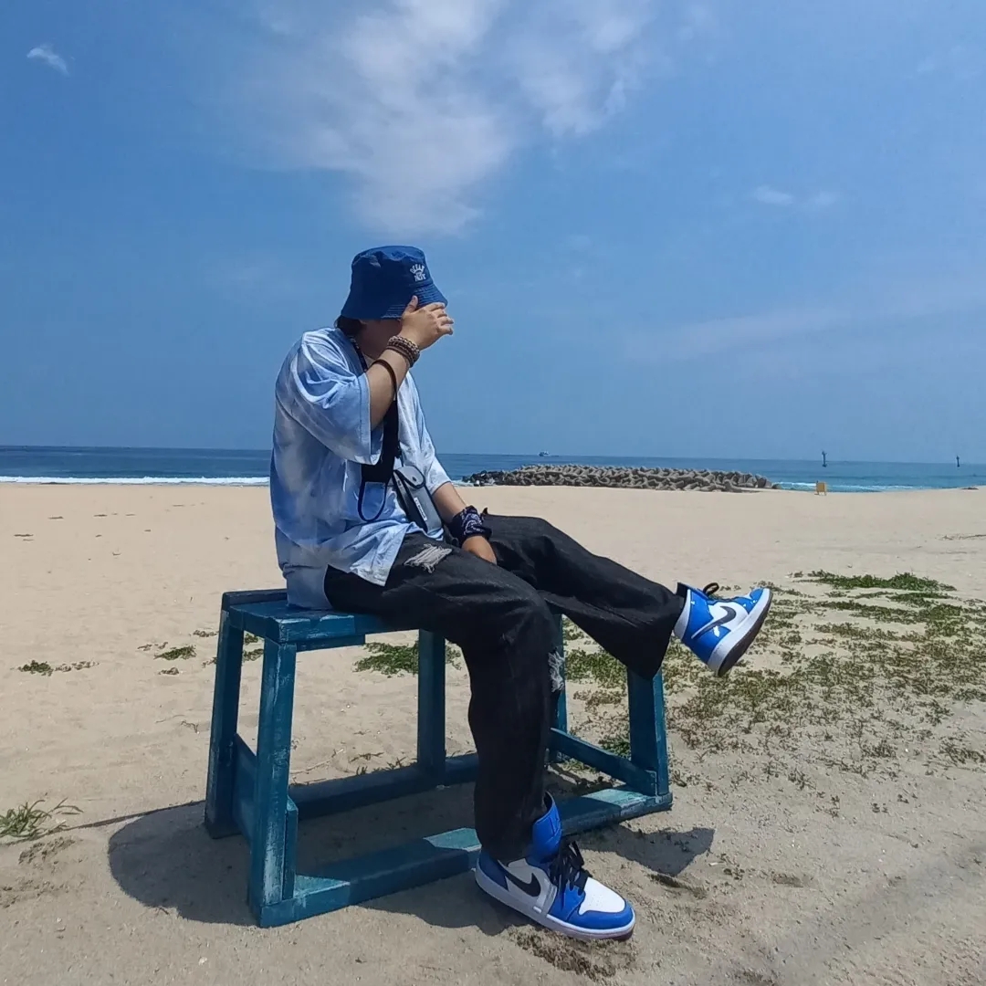Jordan 1 Mid SE Signal Blue, Off-White x Amore Pacific Protection Box (Without Cosmetics) 착용 스타일 - 4