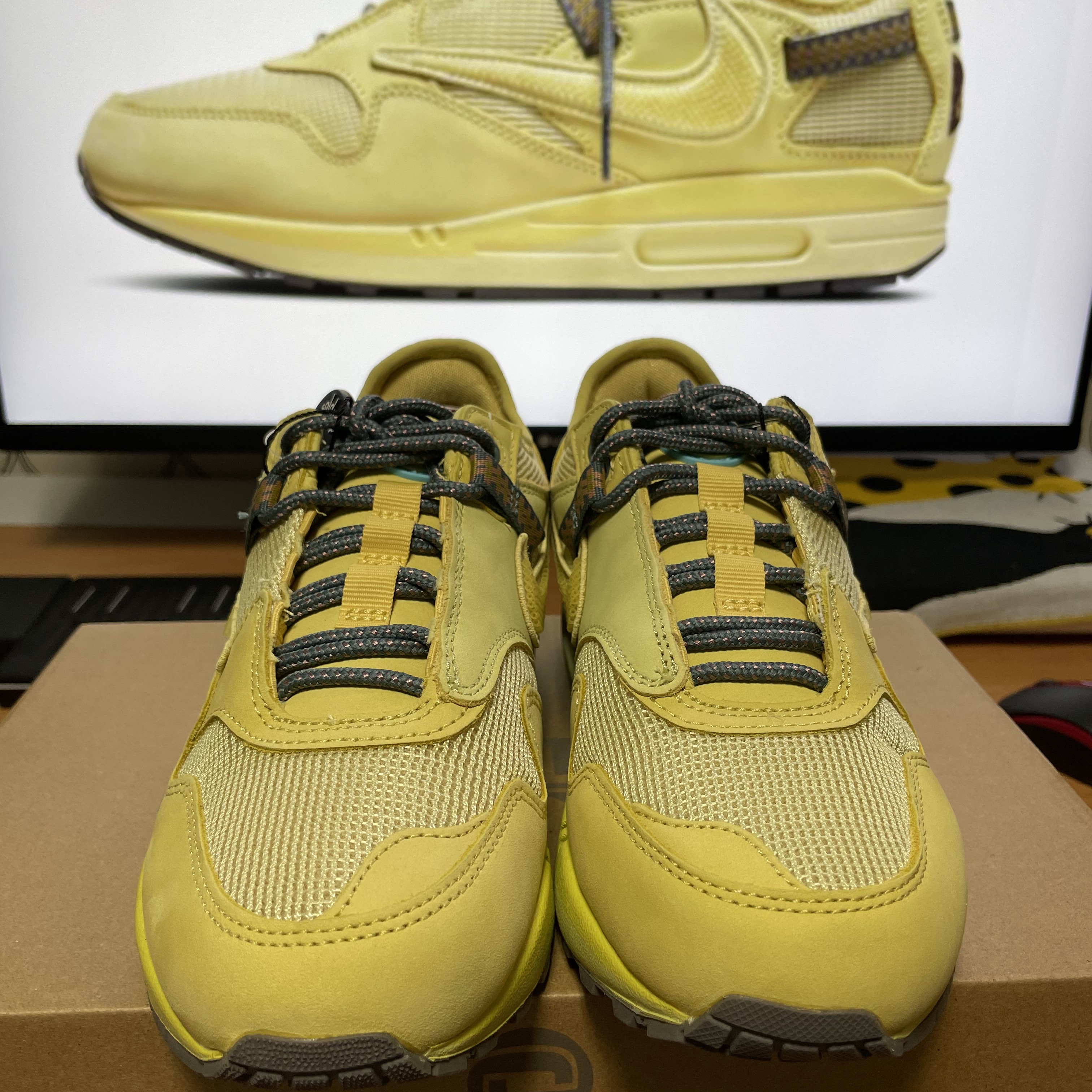 Nike x Travis Scott Air Max 1 Cact.us Gold 착용 스타일 - 2