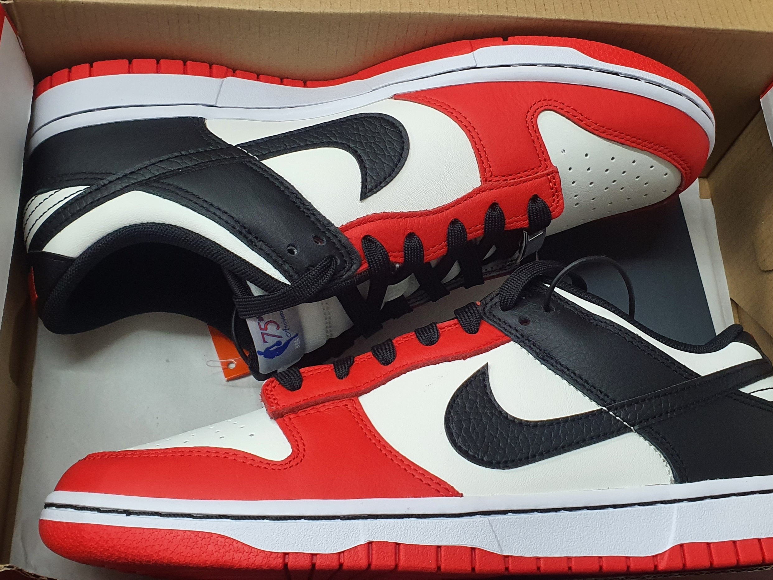 Nike x NBA Dunk Low Retro EMB Black and Chile Red 착용 스타일 - 3