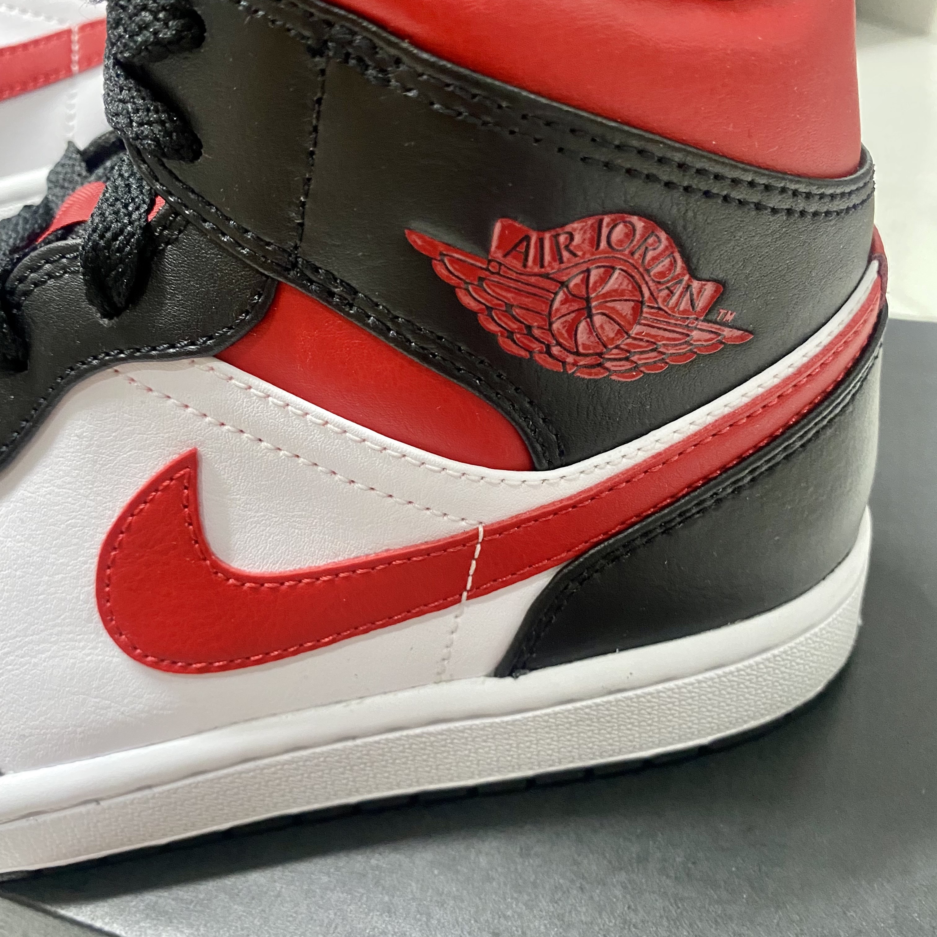 Jordan 1 Mid Black Fire Red 착용 스타일 - 1