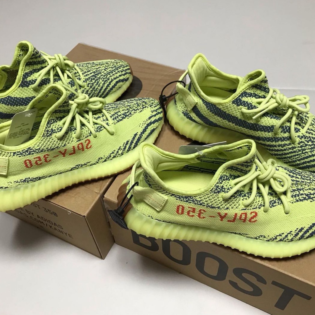 Adidas Yeezy Boost 350 V2 Semi Frozen Yellow 착용 스타일