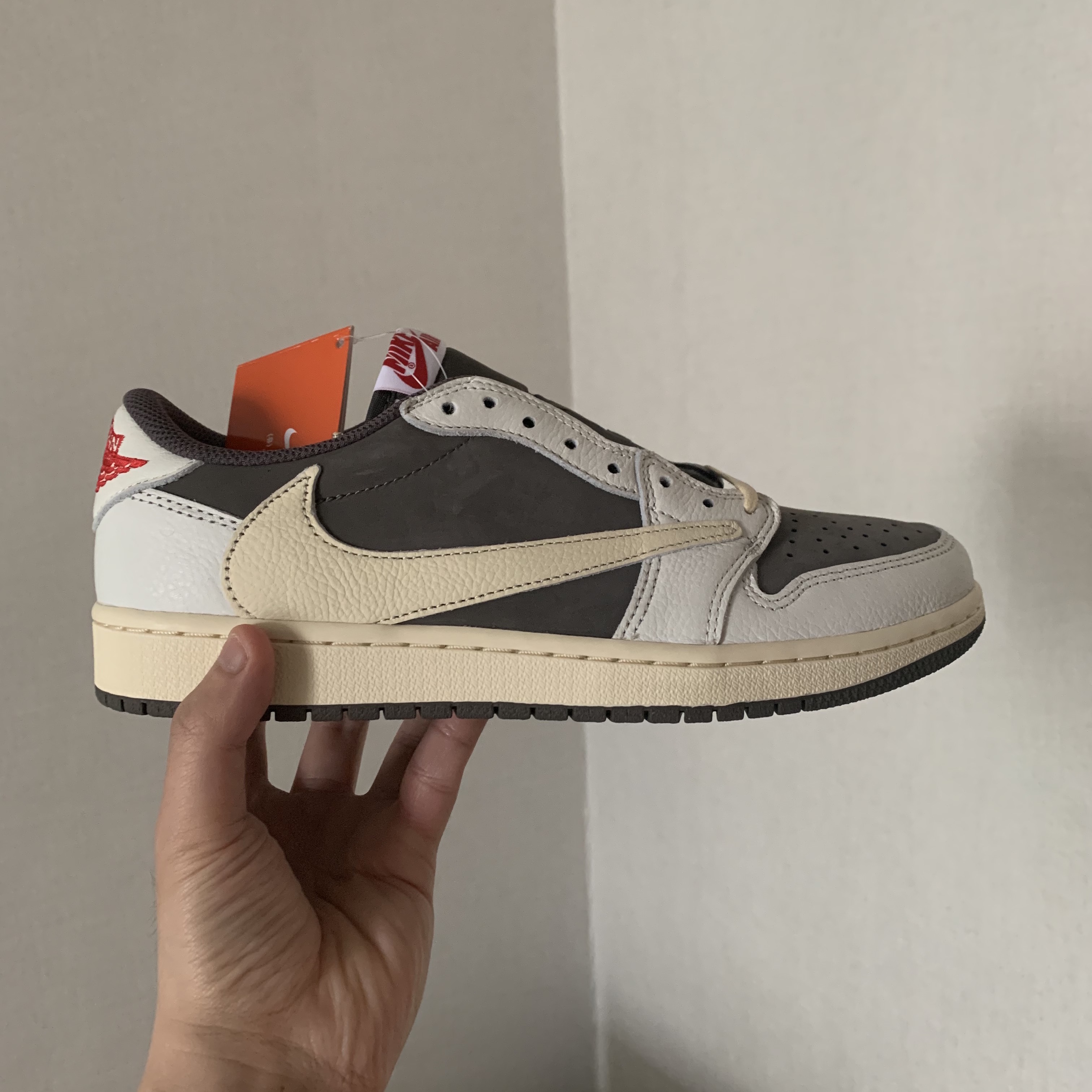 Jordan 1 x Travis Scott Retro Low OG SP Sail and Ridgerock 착용 스타일