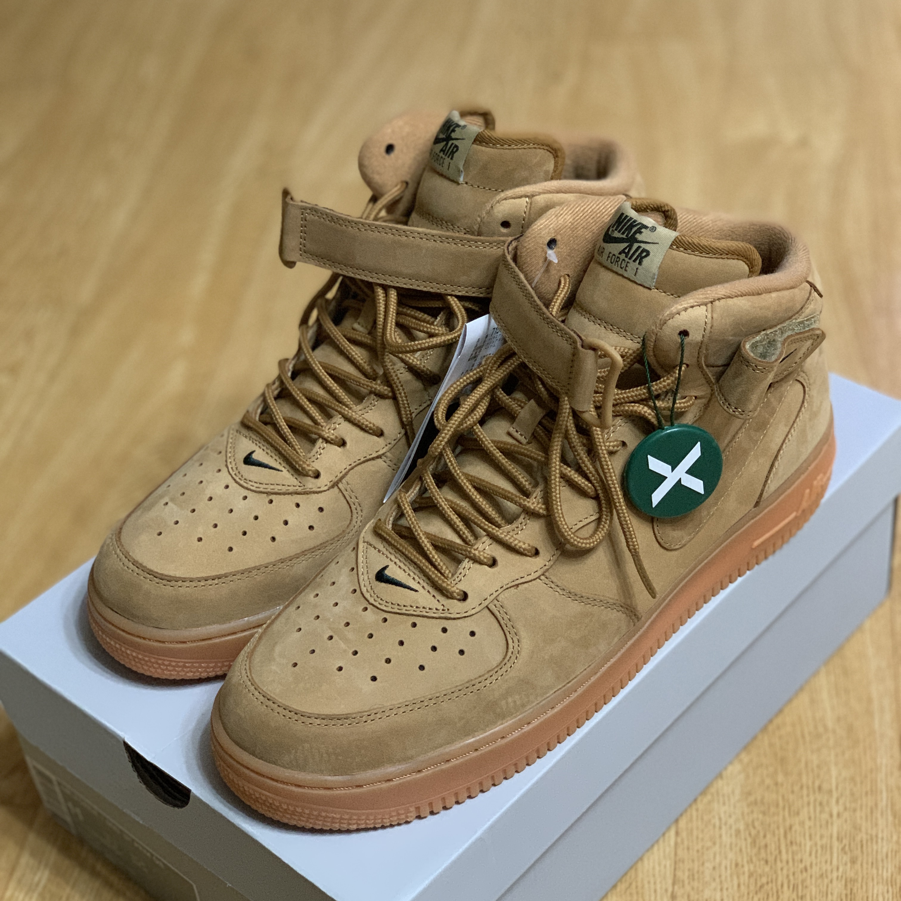 Nike Air Force 1 Mid Flax and Outdoor Green 착용 스타일