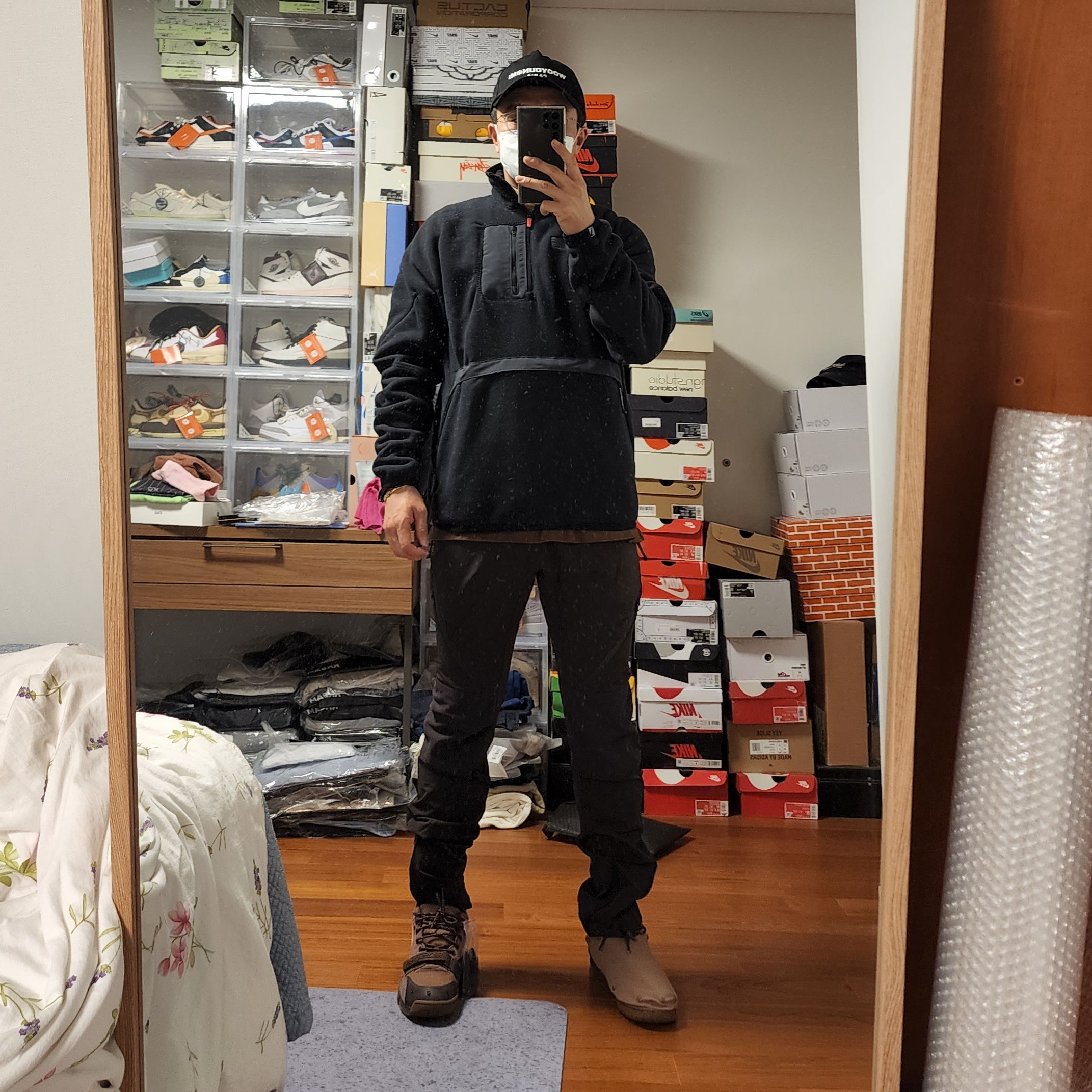 Wooyoungmi White Embroidered Logo Ball Cap Black, Nike x Travis Scott Air Trainer 1 Archaeo Brown and Rust Pink 착용 스타일 - 2