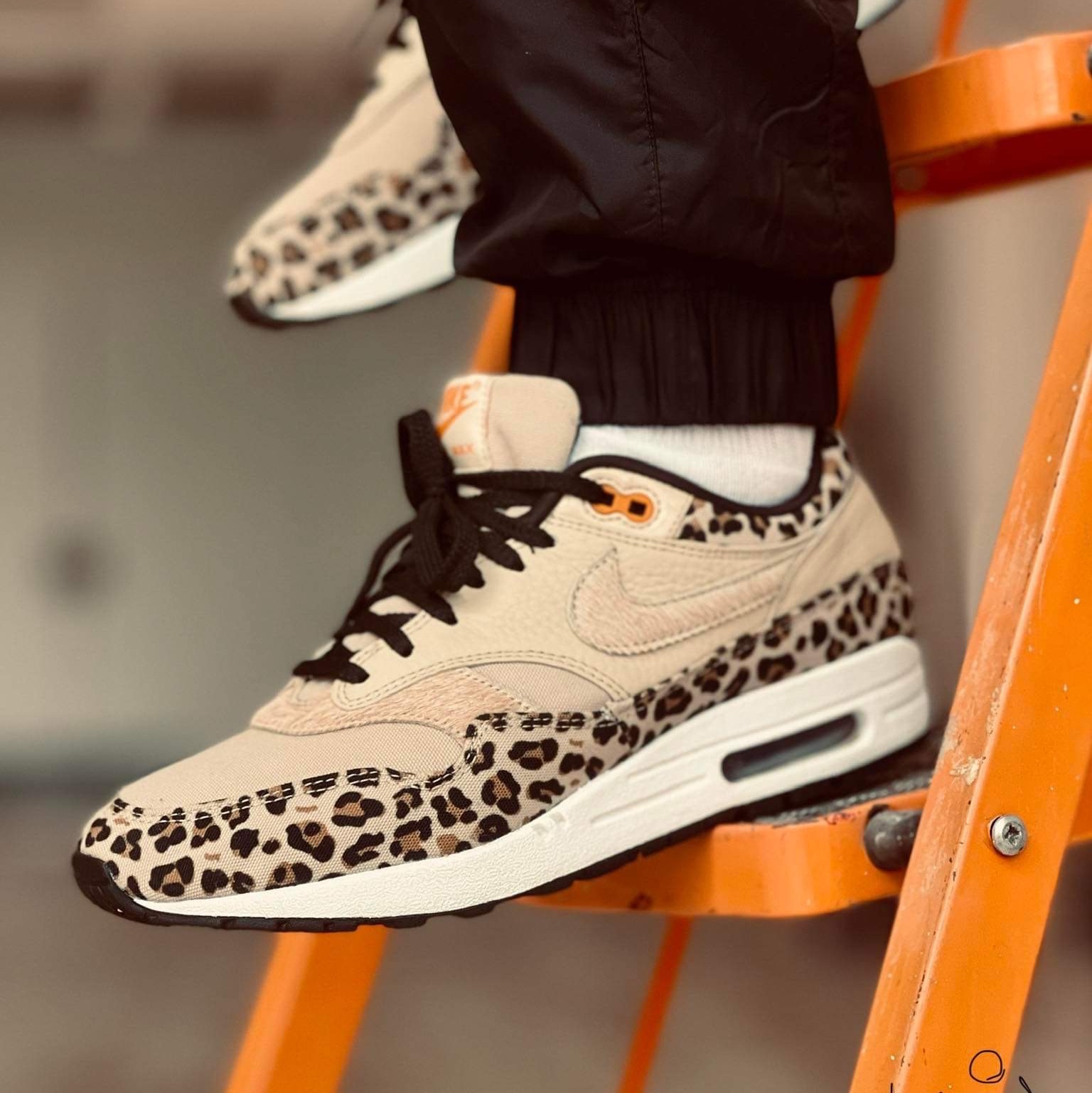 (W) Nike Air Max 1 Leopard, Nike Air Max 90 Duck Camo Volt 착용 스타일 - 1