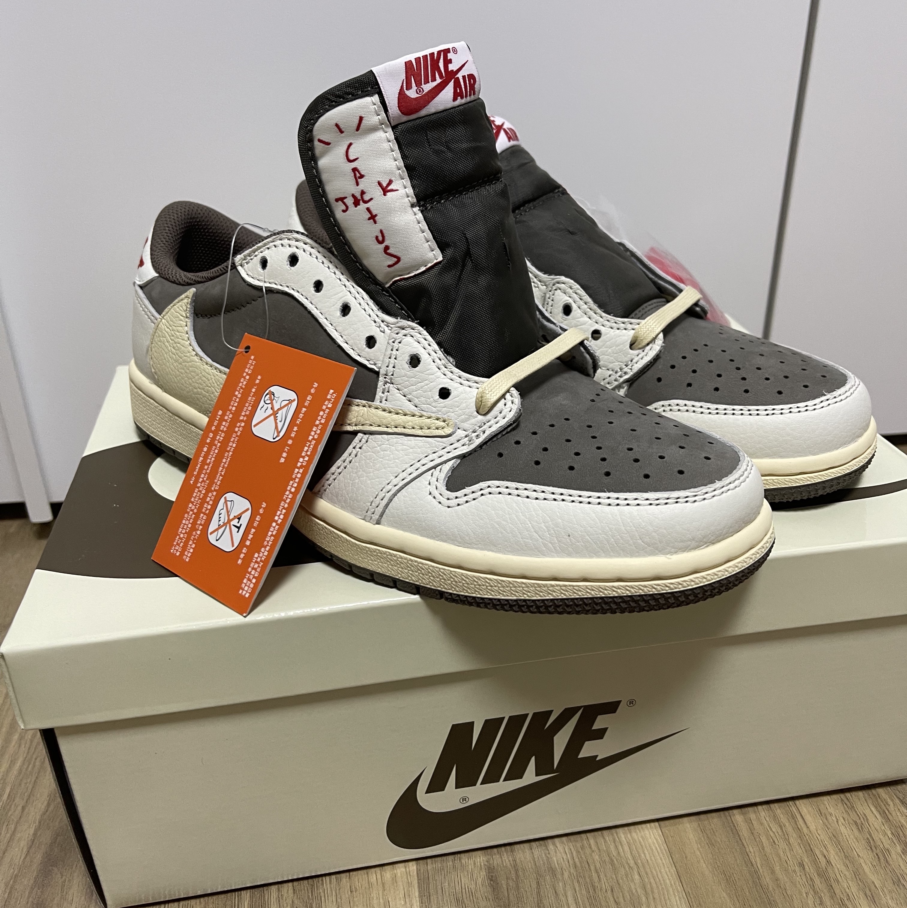 Jordan 1 x Travis Scott Retro Low OG SP Sail and Ridgerock 착용 스타일 - 2