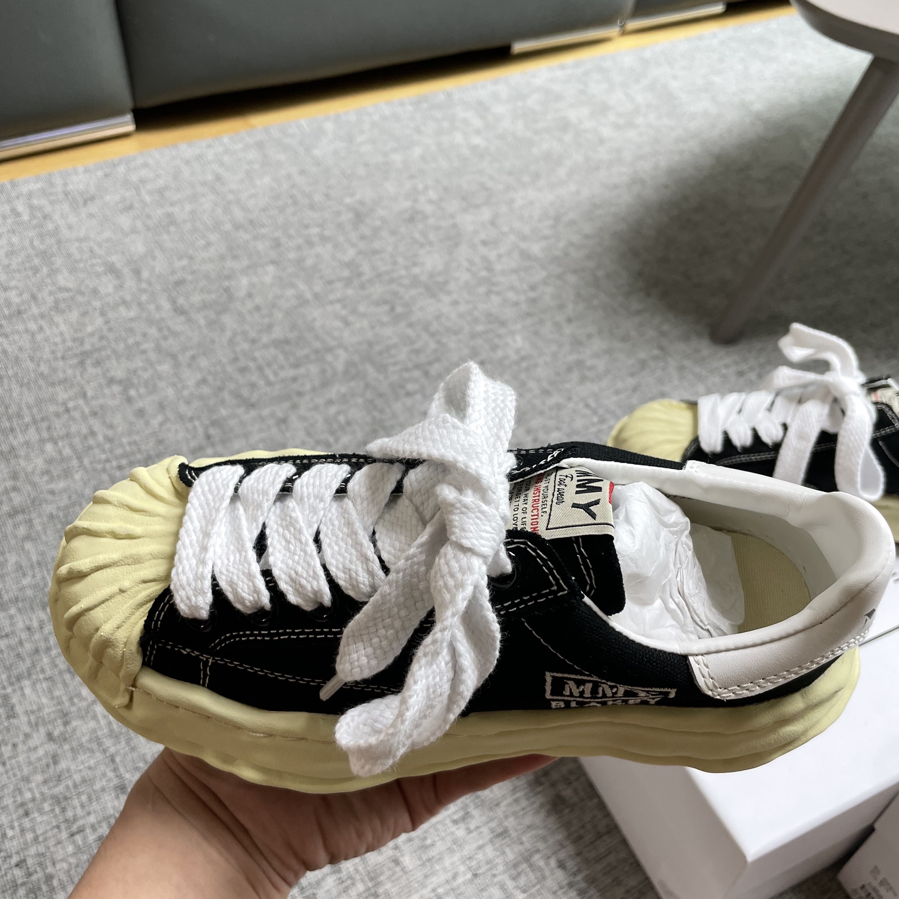 Maison Mihara Yasuhiro Blakey VL OG Sole Canvas Low-top Sneakers Black 착용 스타일 - 3
