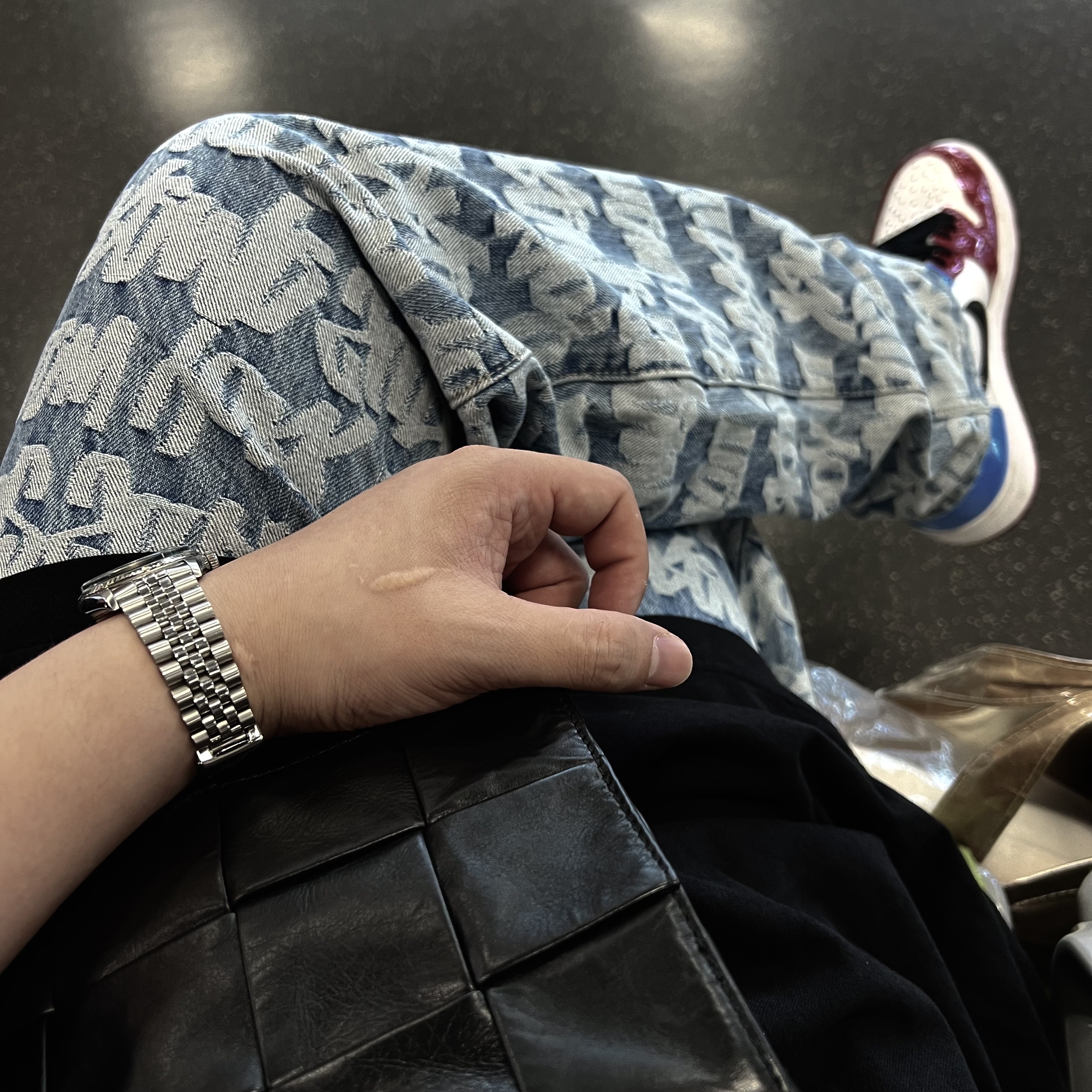 Supreme Fat Tip Jacquard Regular Jean Blue - 22SS, Yeezy Gap Engineered By Balenciaga Dove 3/4 Sleeve T-Shirt Washed Black 착용 스타일