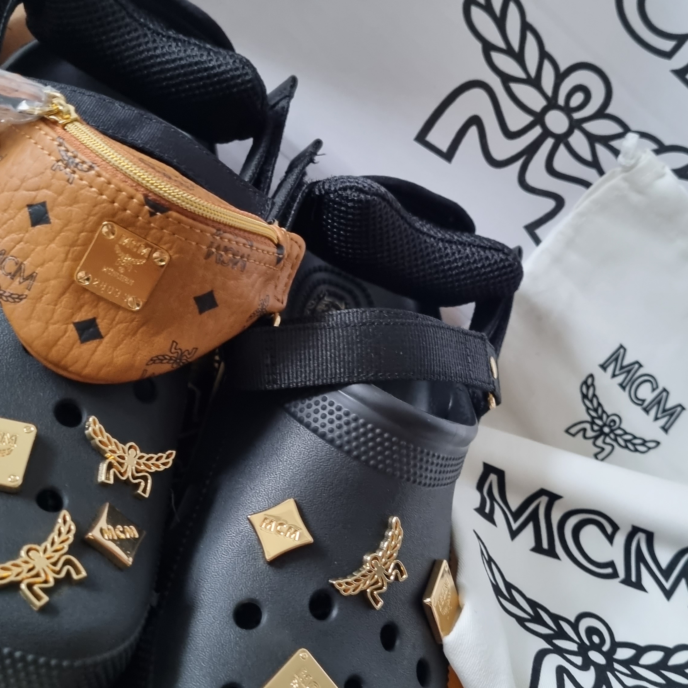 Crocs x MCM Belt Bag Bracelet Clog Black 착용 스타일