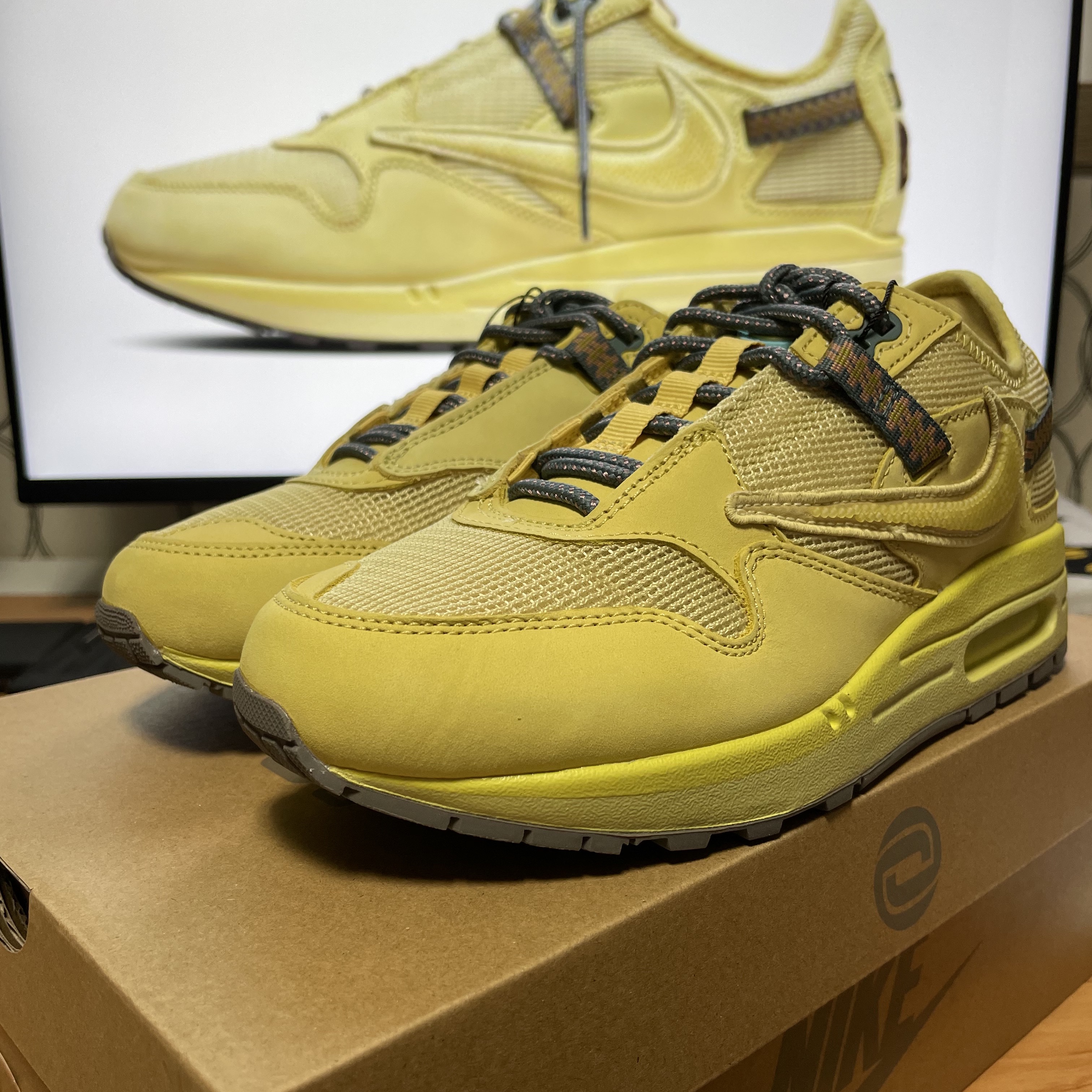 Nike x Travis Scott Air Max 1 Cact.us Gold 착용 스타일 - 5