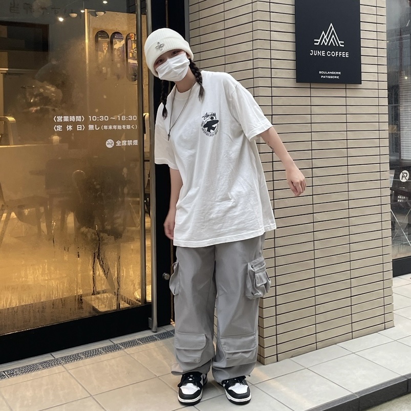 Nike Dunk Low Retro Black, Stussy Beach Roots T-Shirt Natural 착용 스타일 - 4