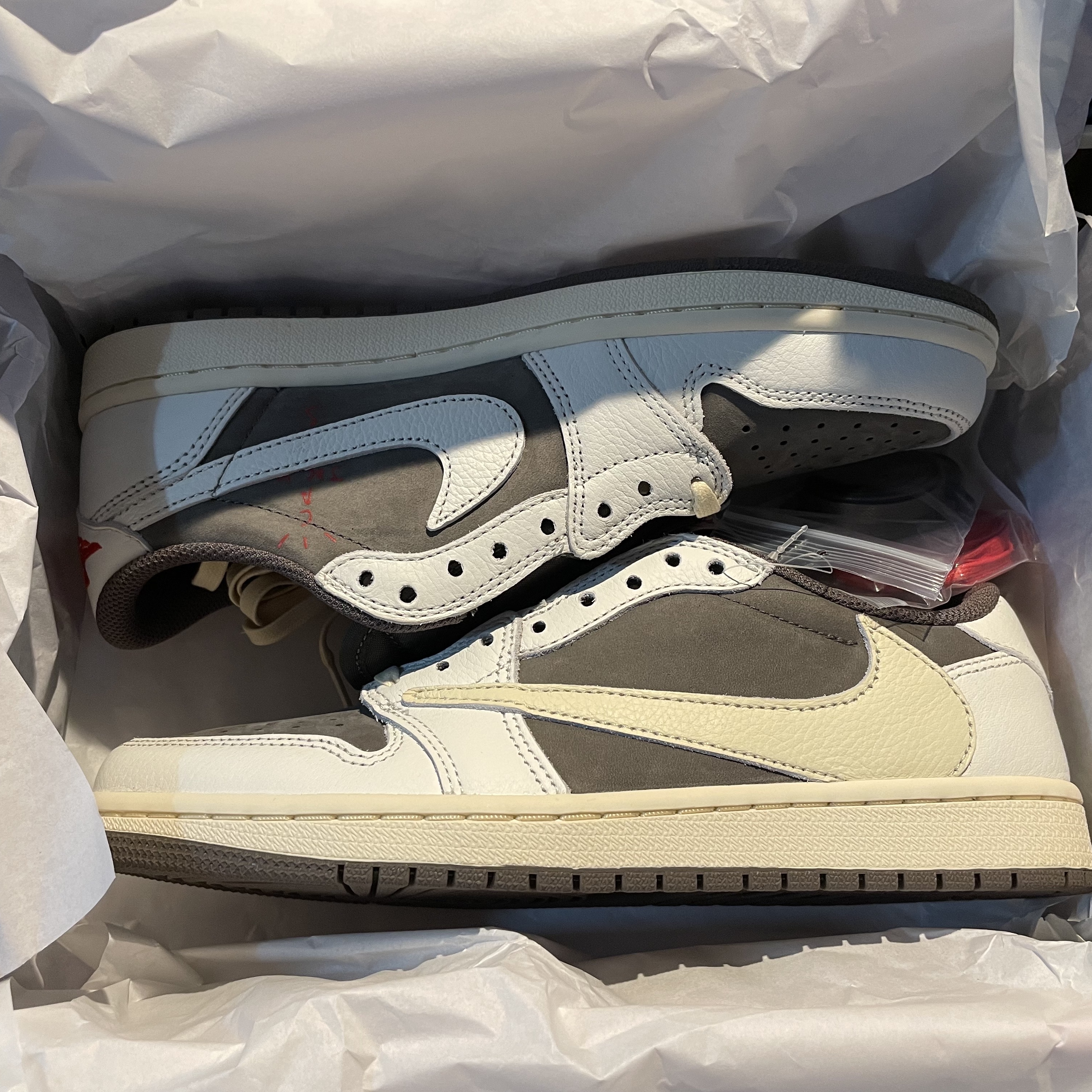 Jordan 1 x Travis Scott Retro Low OG SP Sail and Ridgerock 착용 스타일