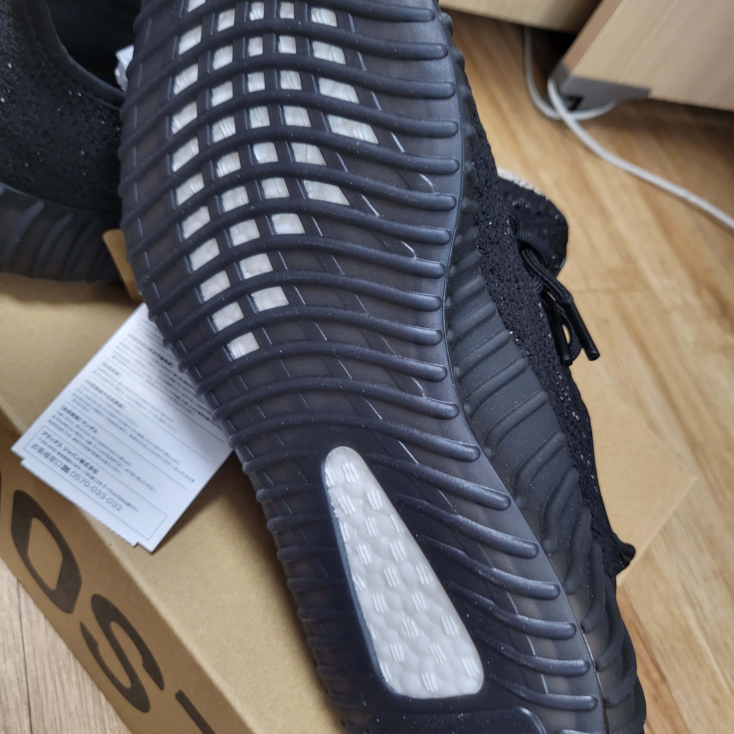 Adidas Yeezy Boost 350 V2 Core Black White 2022 착용 스타일 - 3
