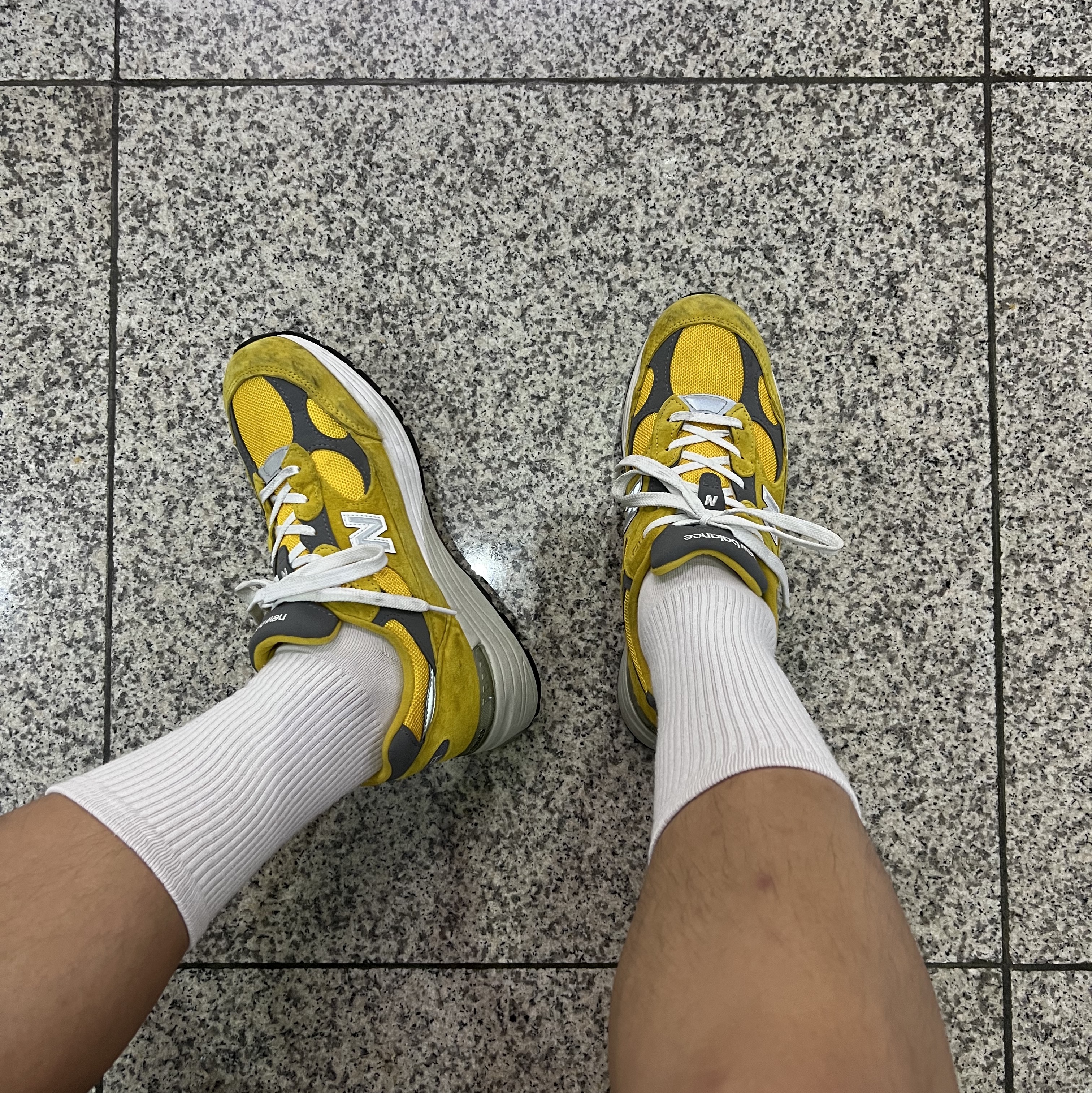 New Balance 992 Made in USA Gold Cream 착용 스타일