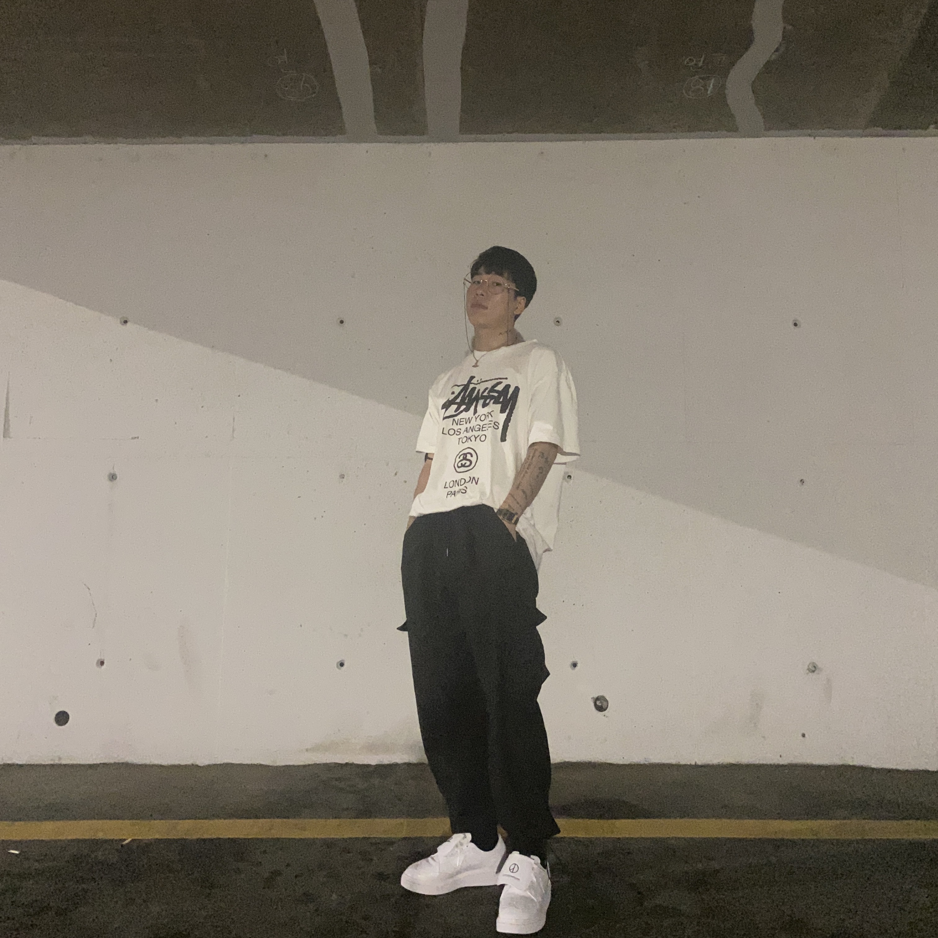 Nike x Peaceminusone Kwondo1 White, Stussy World Tour T-Shirt White 착용 스타일 - 2