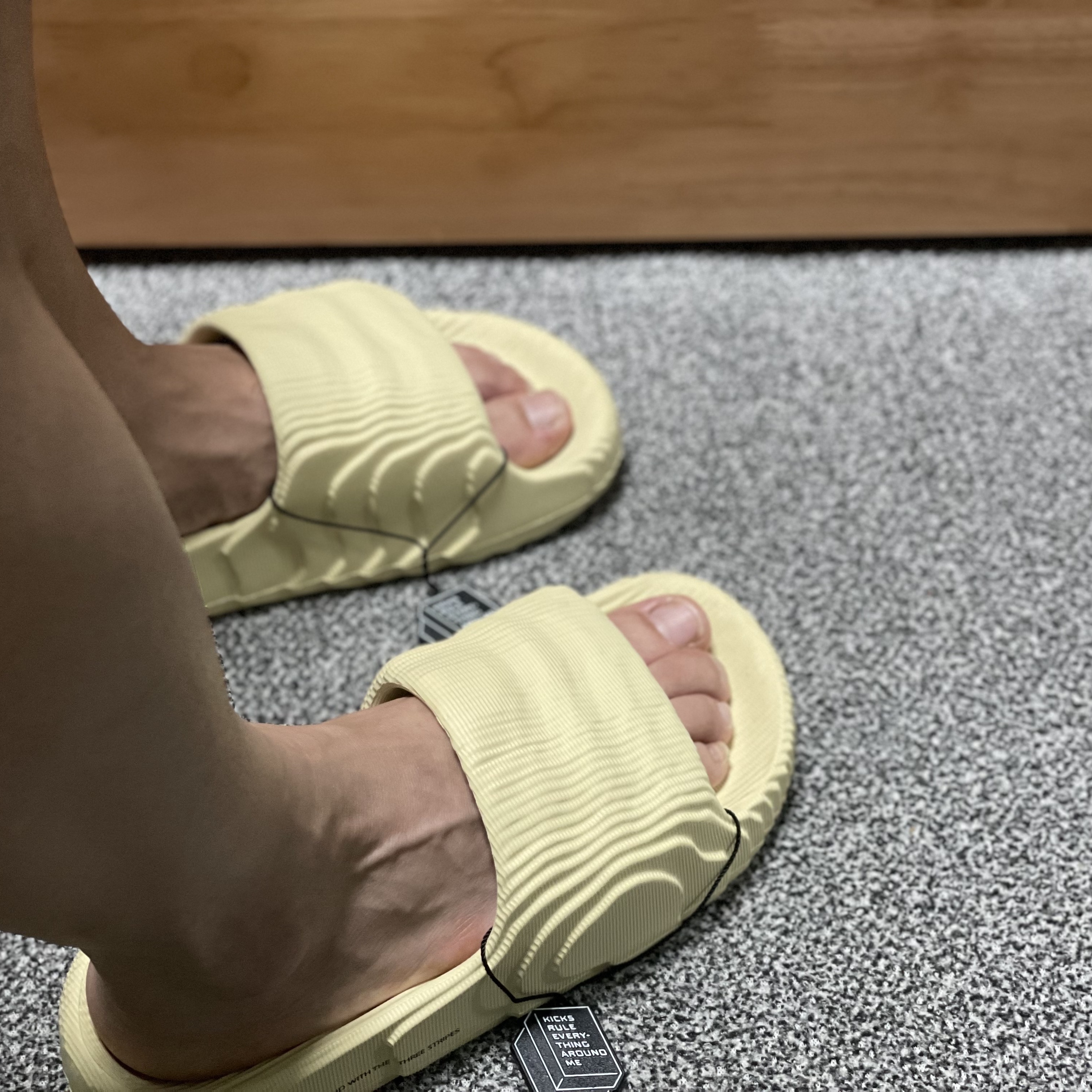 Adidas Adilette 22 Desert Sand 착용 스타일 - 3